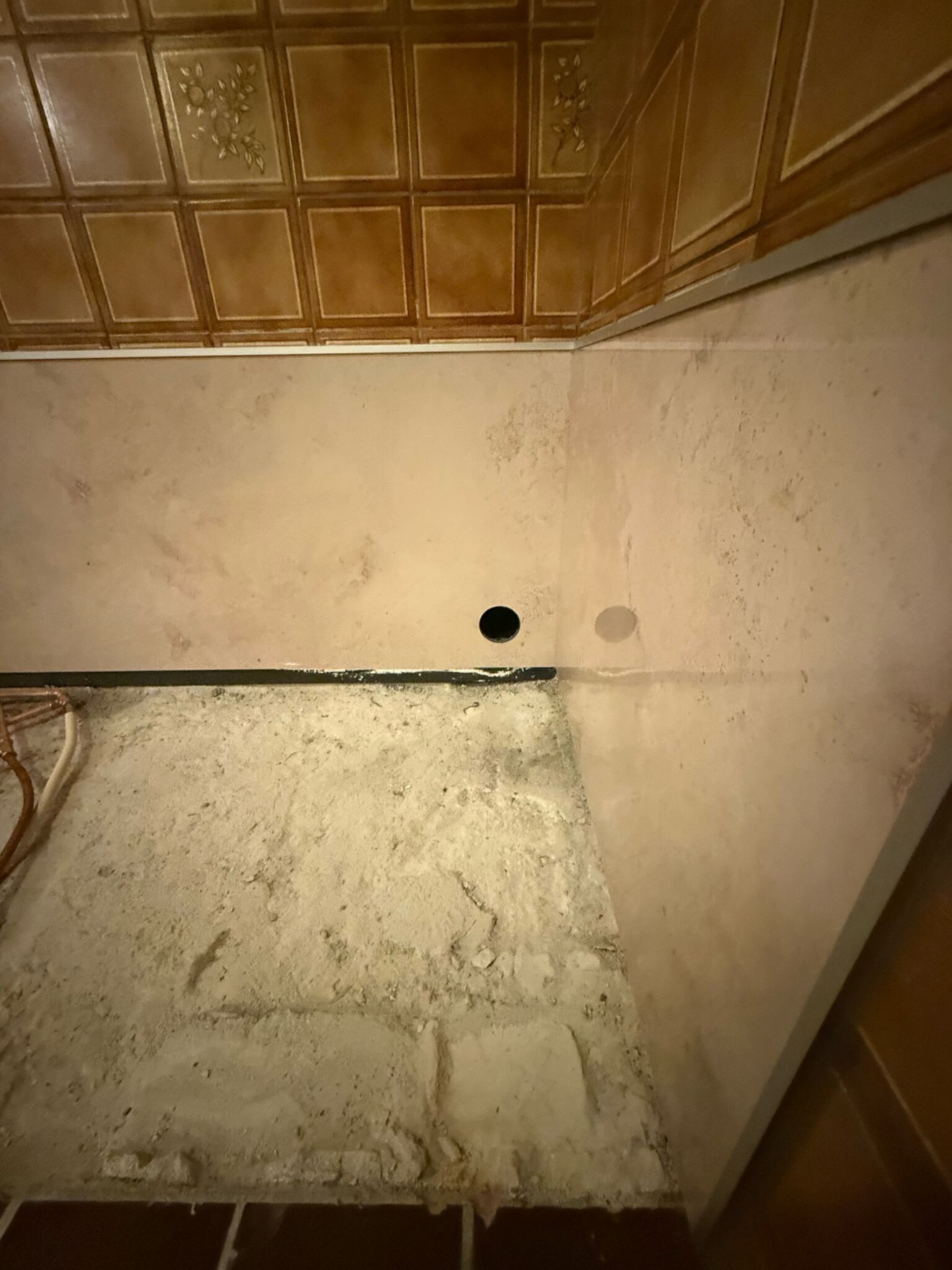 Slechte staat badkamer met beschadigde muren en vloer