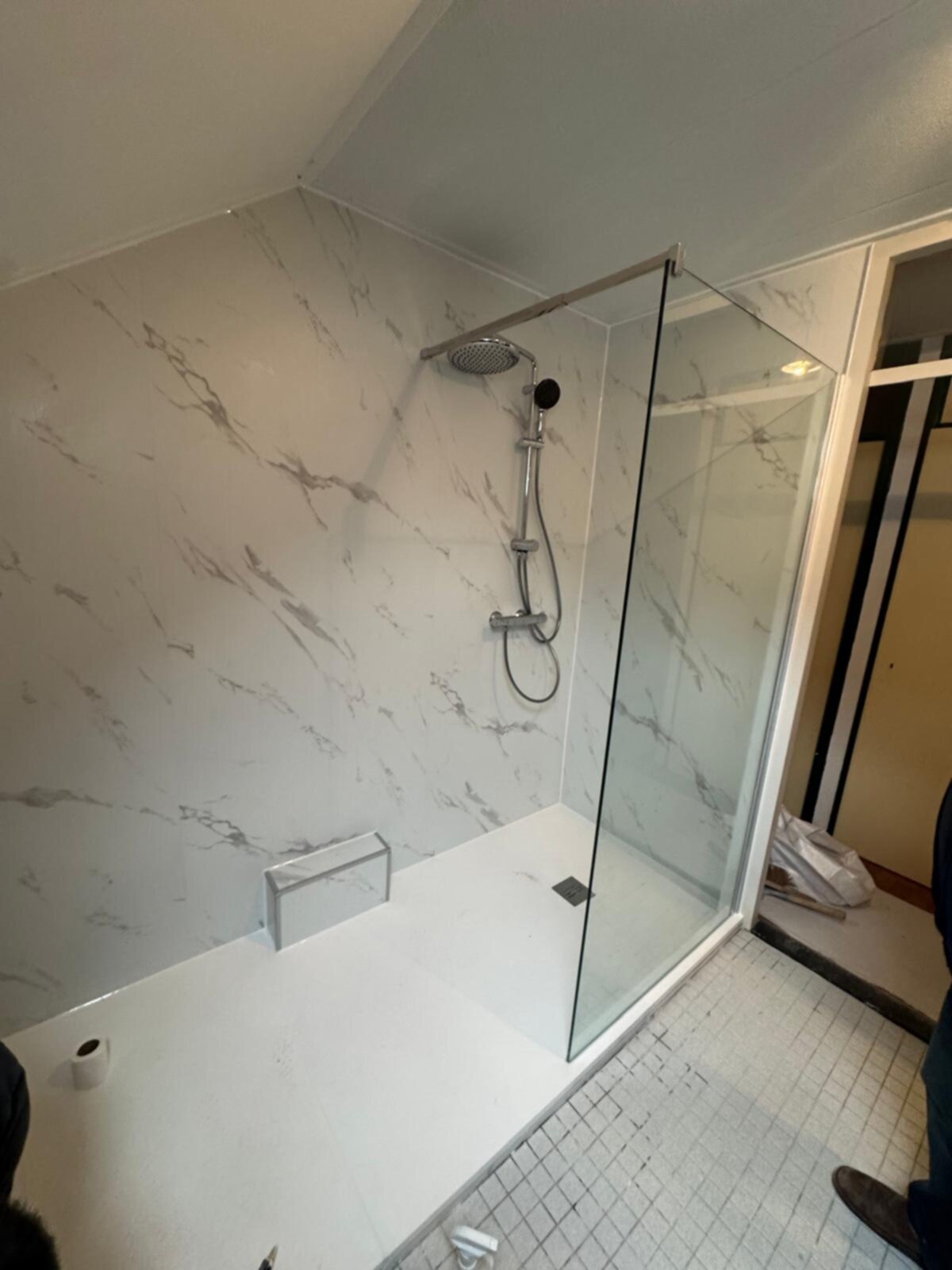 Douchecabine met glazen deur en marmerlook wanden