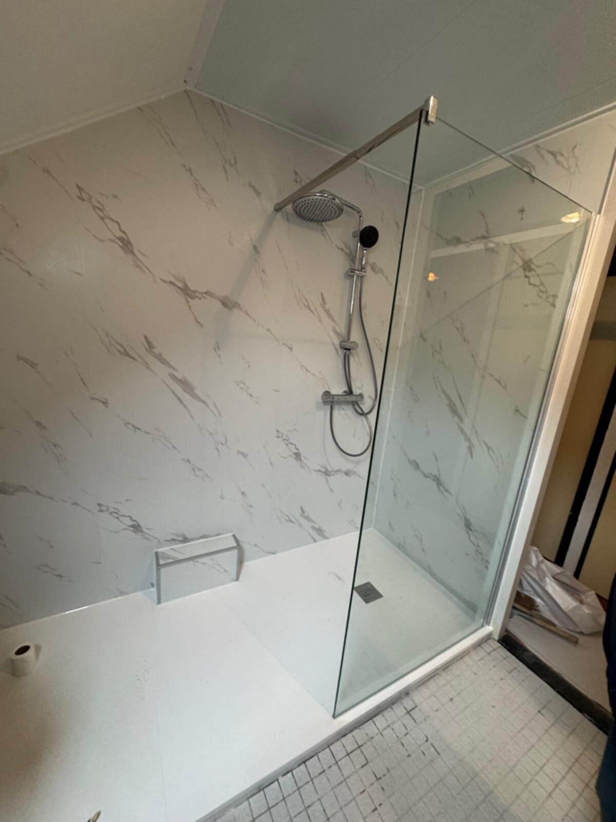Douchecabine met glazen deur en marmerlook betegeling