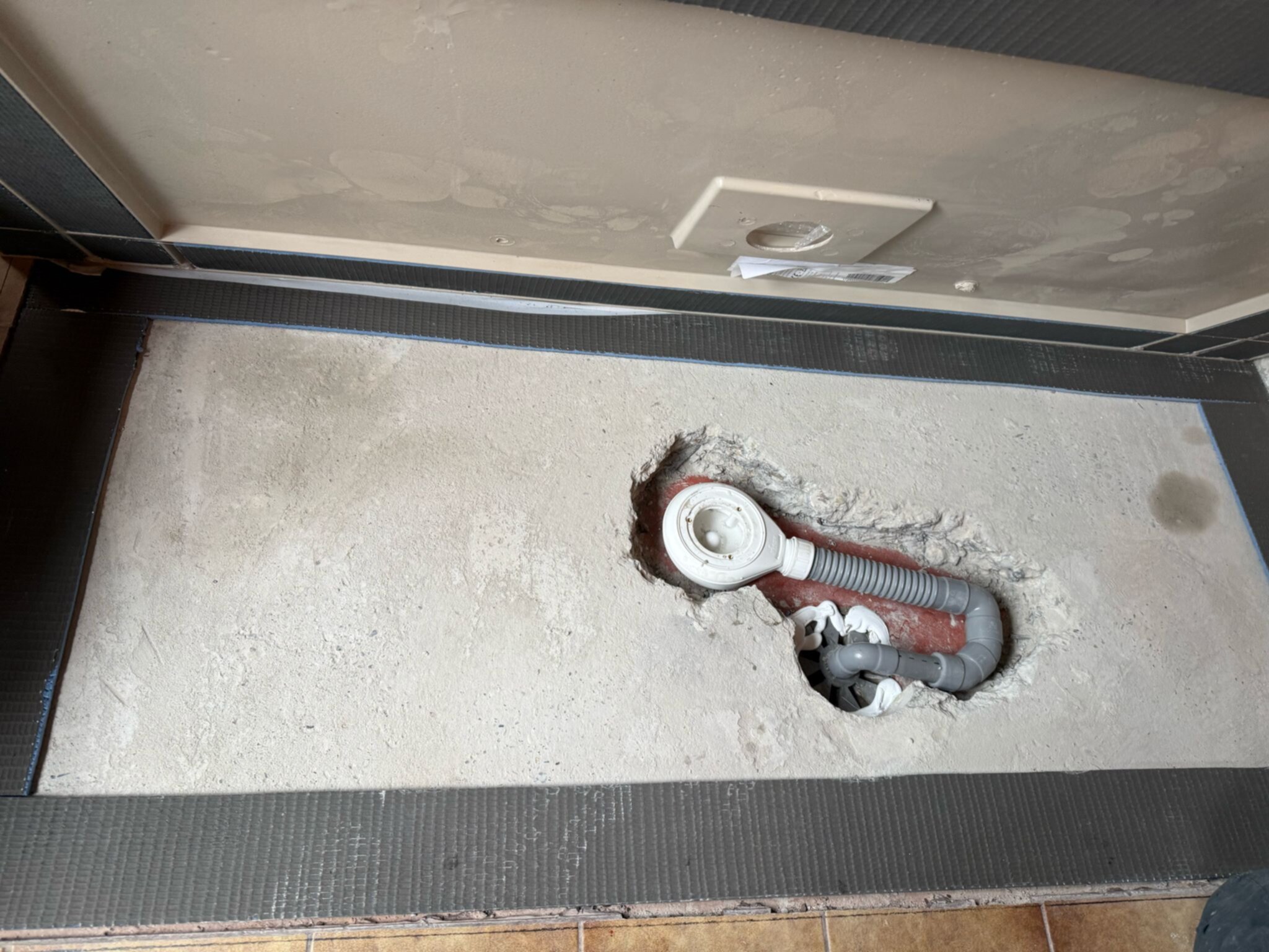 Badkamer vloer opengebroken voor nieuwe installatie
