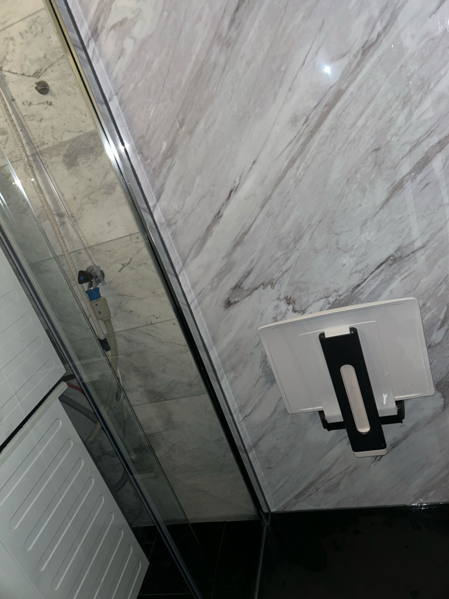 Douchewand met marmerlook en witte douchekop