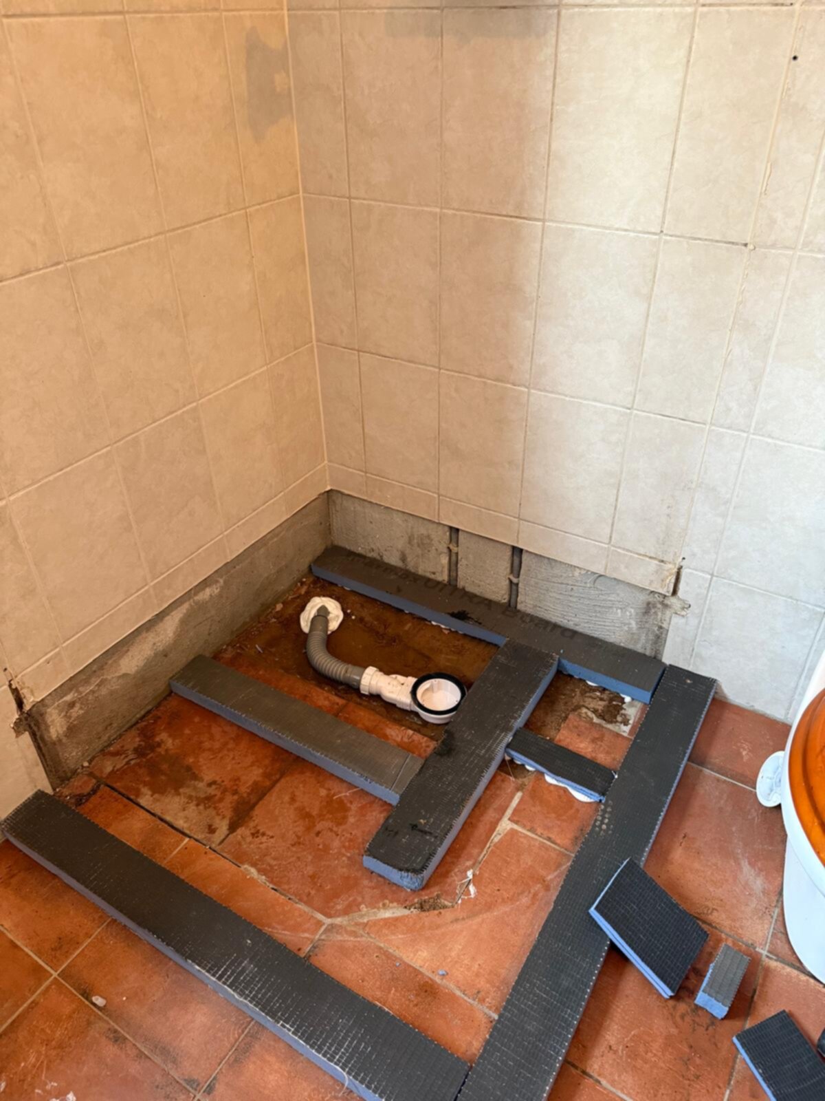 Badkamer renovatie, betegelde wand en tegelvloer, tijdens werkzaamheden