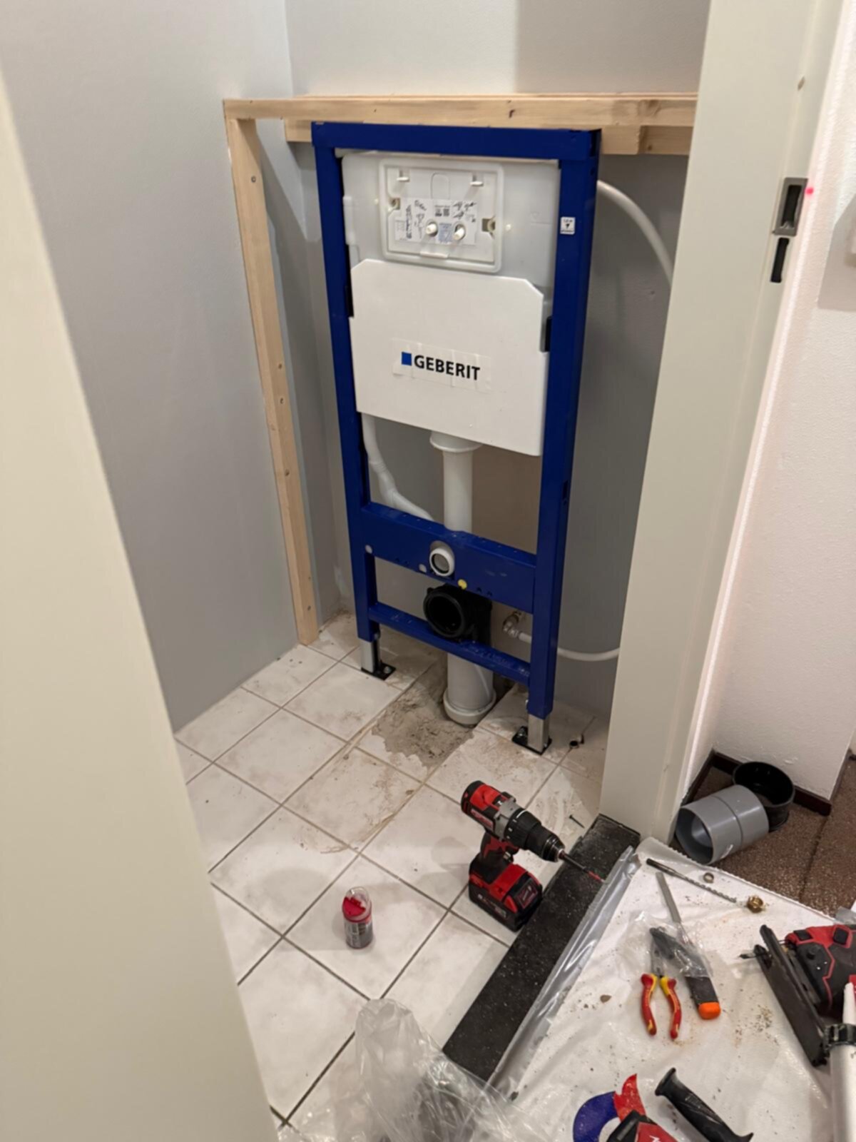Inbouw toilet frame Geberit in badkamer tijdens renovatie