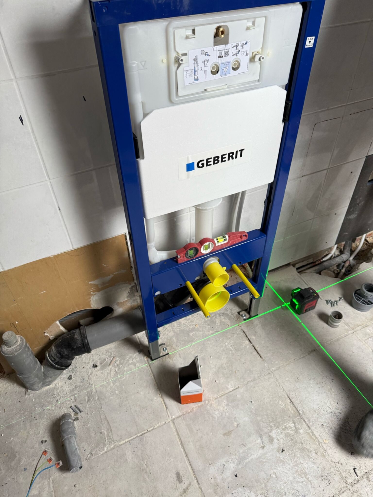 Inbouw toilet Geberit met montagesteun en laserniveau tijdens badkamer renovatie