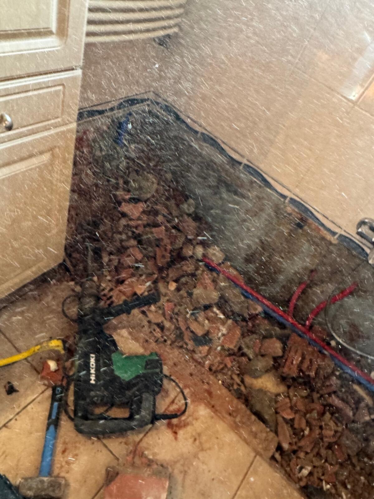 Stof en puin op de badkamer vloer tijdens renovatie met bouwgereedschap