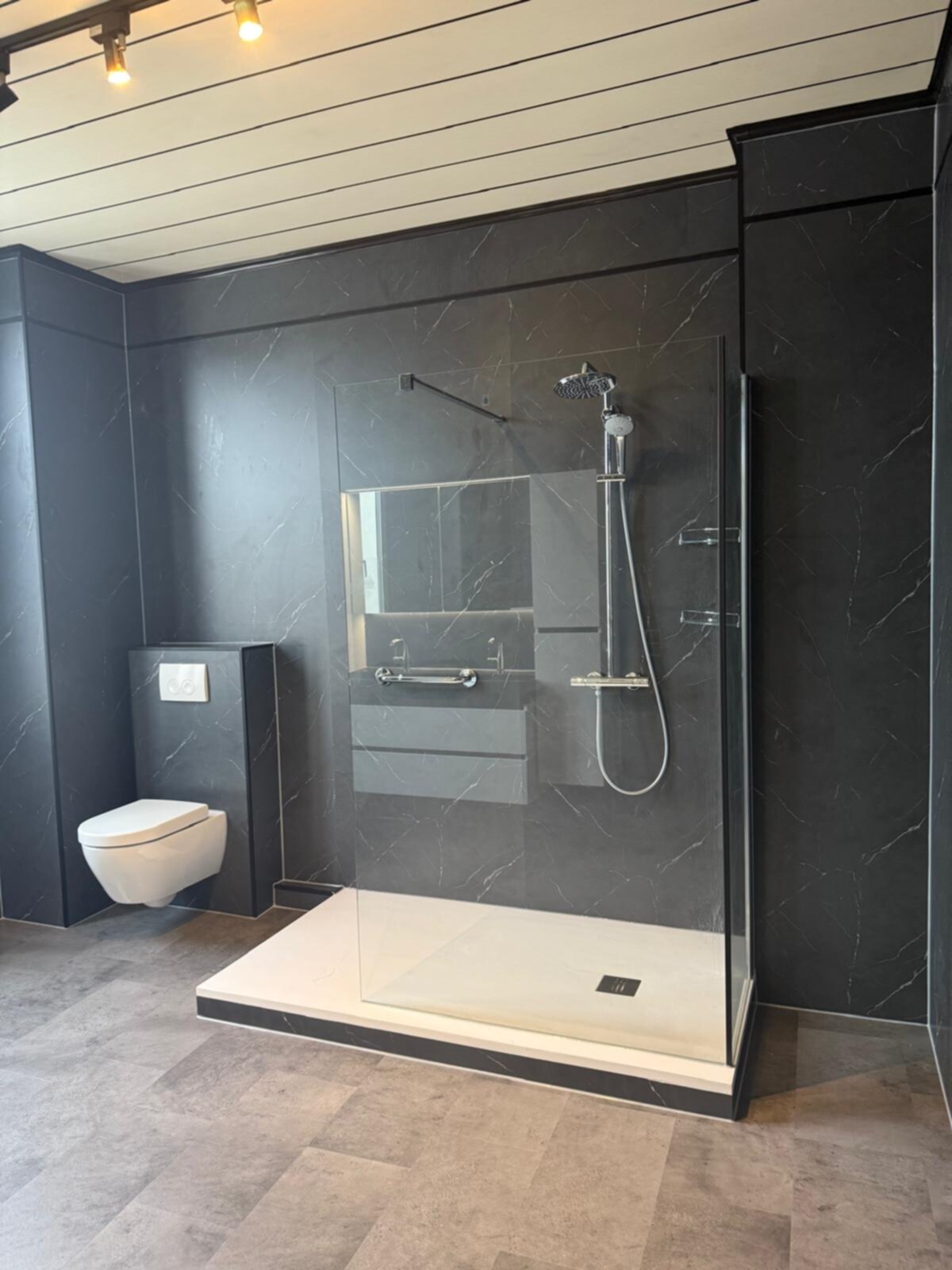 Moderne badkamer met grijze marmeren tegels en glazen douchecabine
