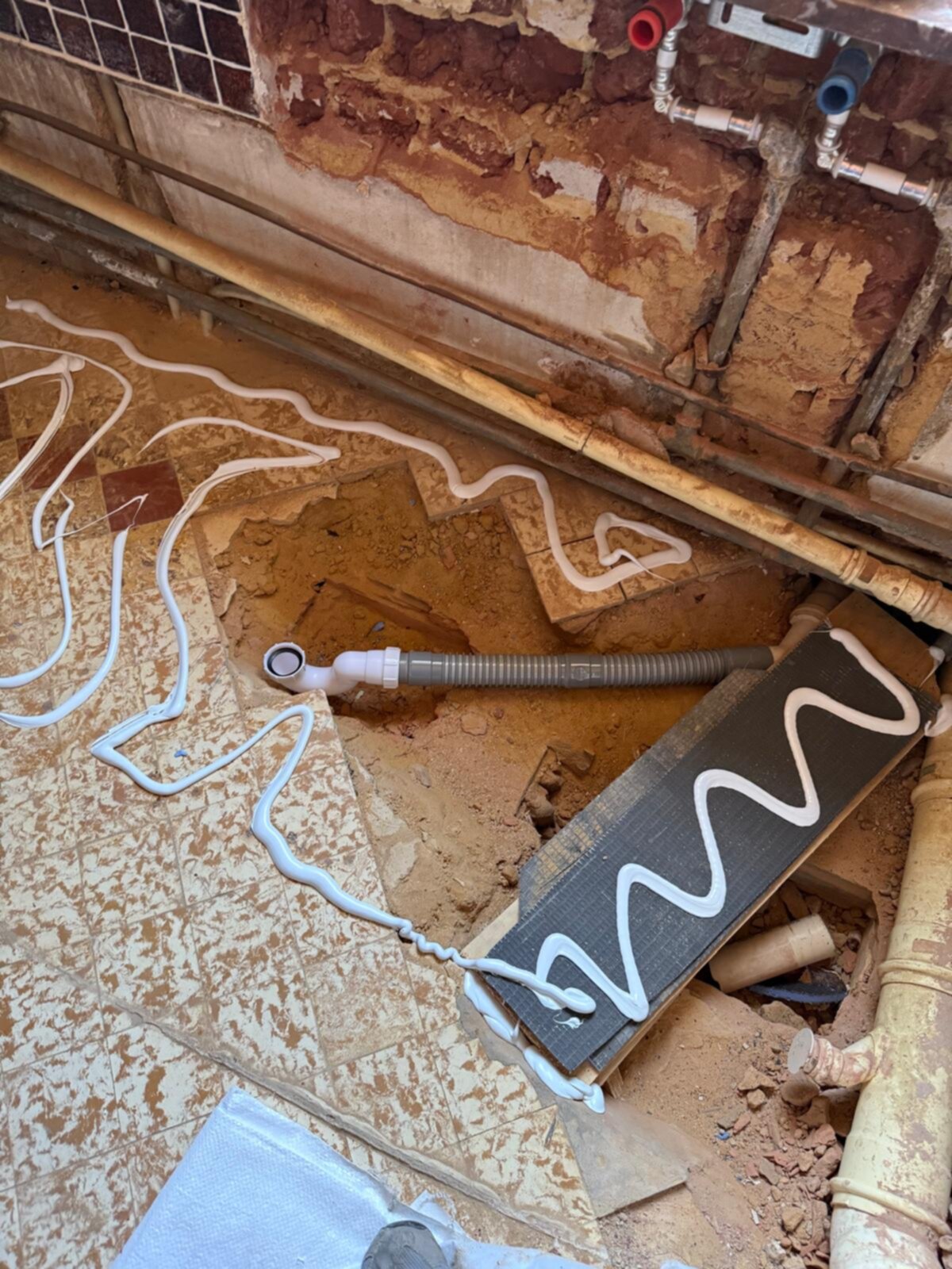Spuitwerk op de badkamer vloer tijdens renovatie