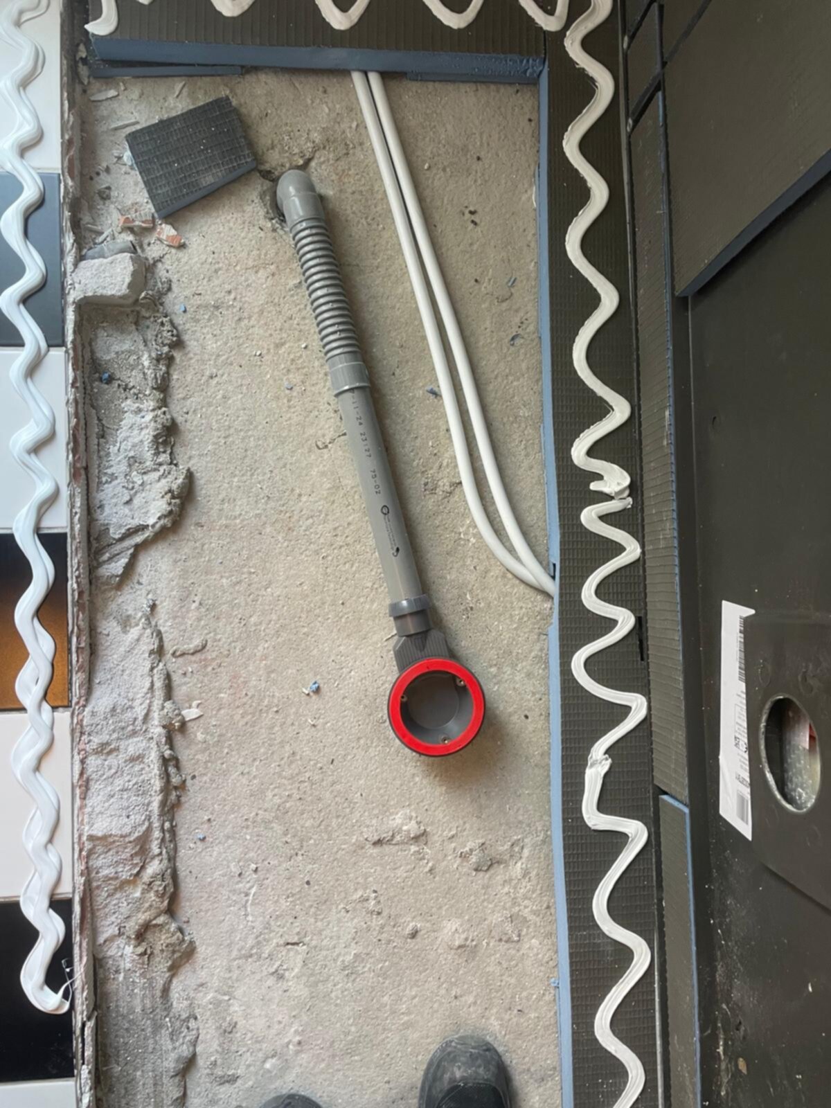 Sloopwerk badkamer met zicht op de leidingen en kabels