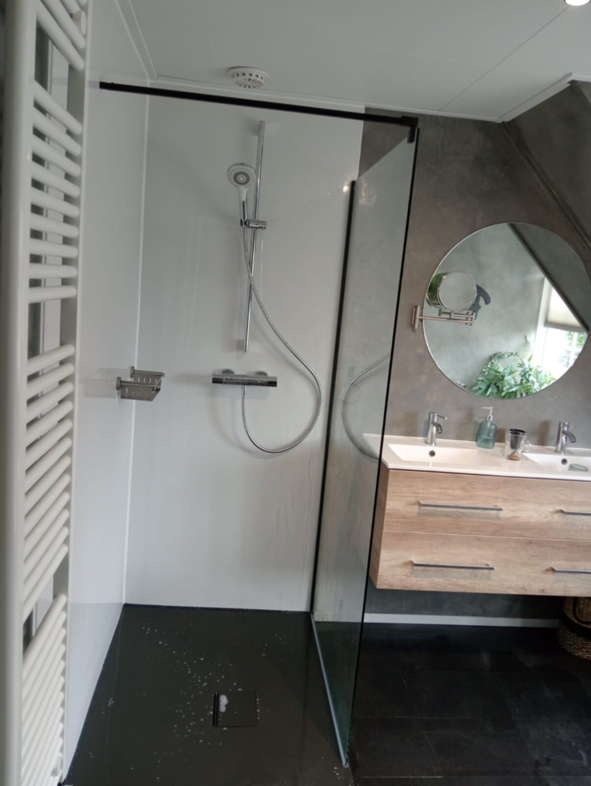 Moderne badkamer met glazen douchecabine en houten wastafel