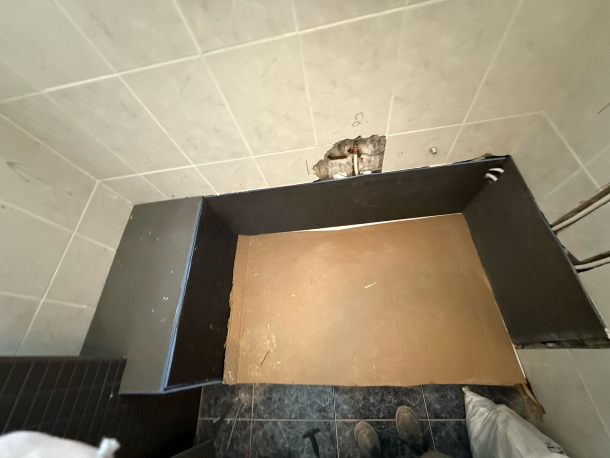Badkamer renovatie tijdens werkzaamheden, karton en tegelwerk