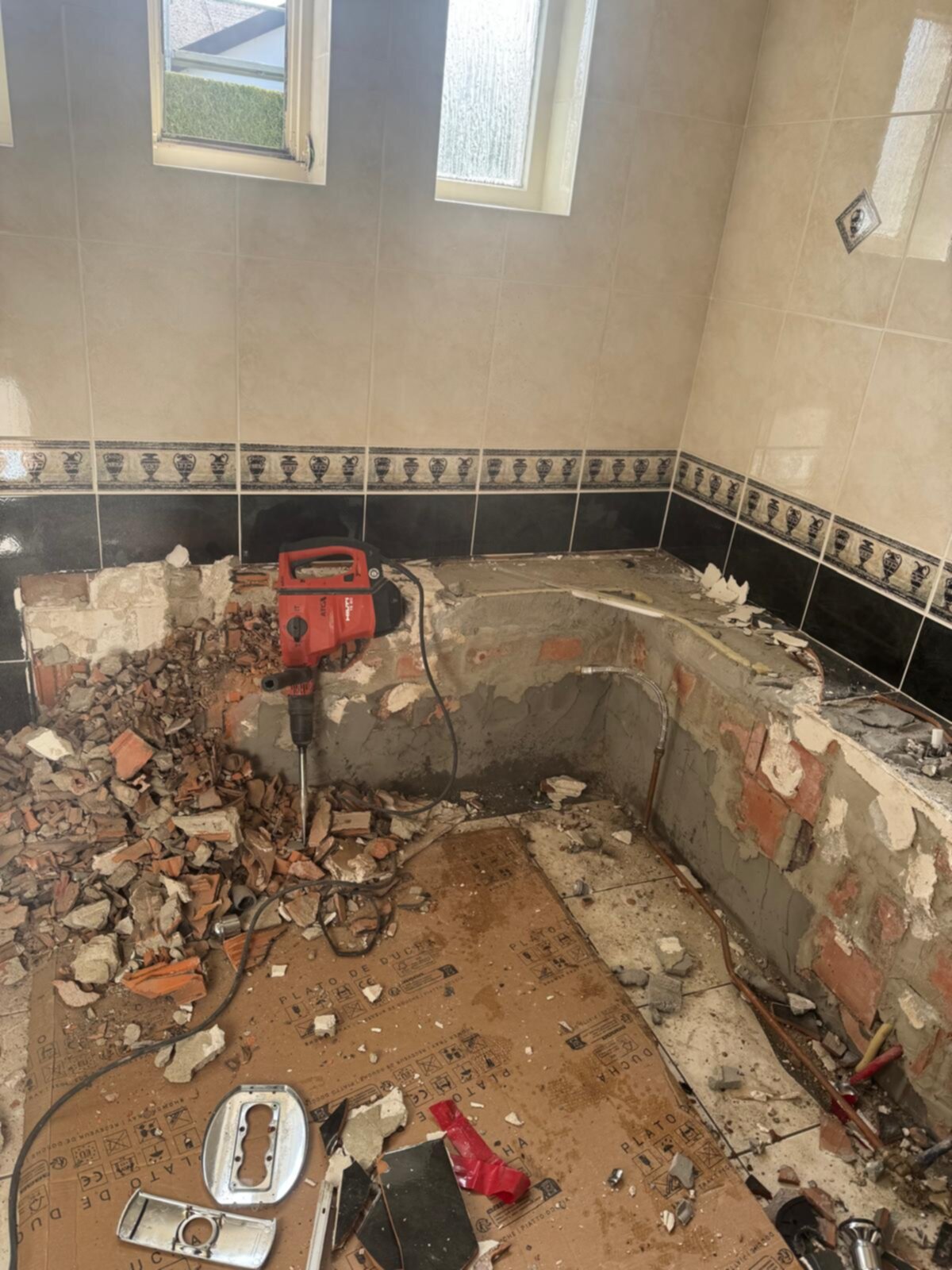 Sloop badkamer met gereedschap en puin op de grond