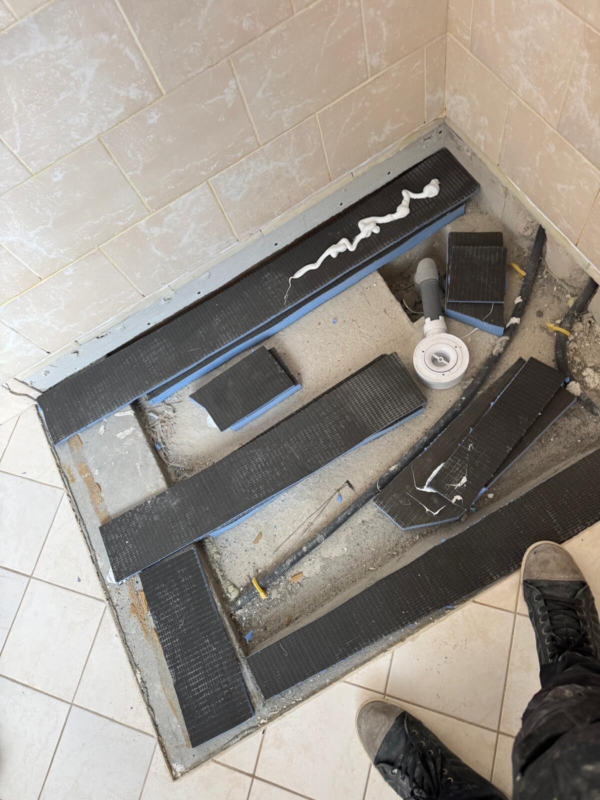Badkamer renovatie, vloer opengebroken voor nieuwe betegeling en installatie