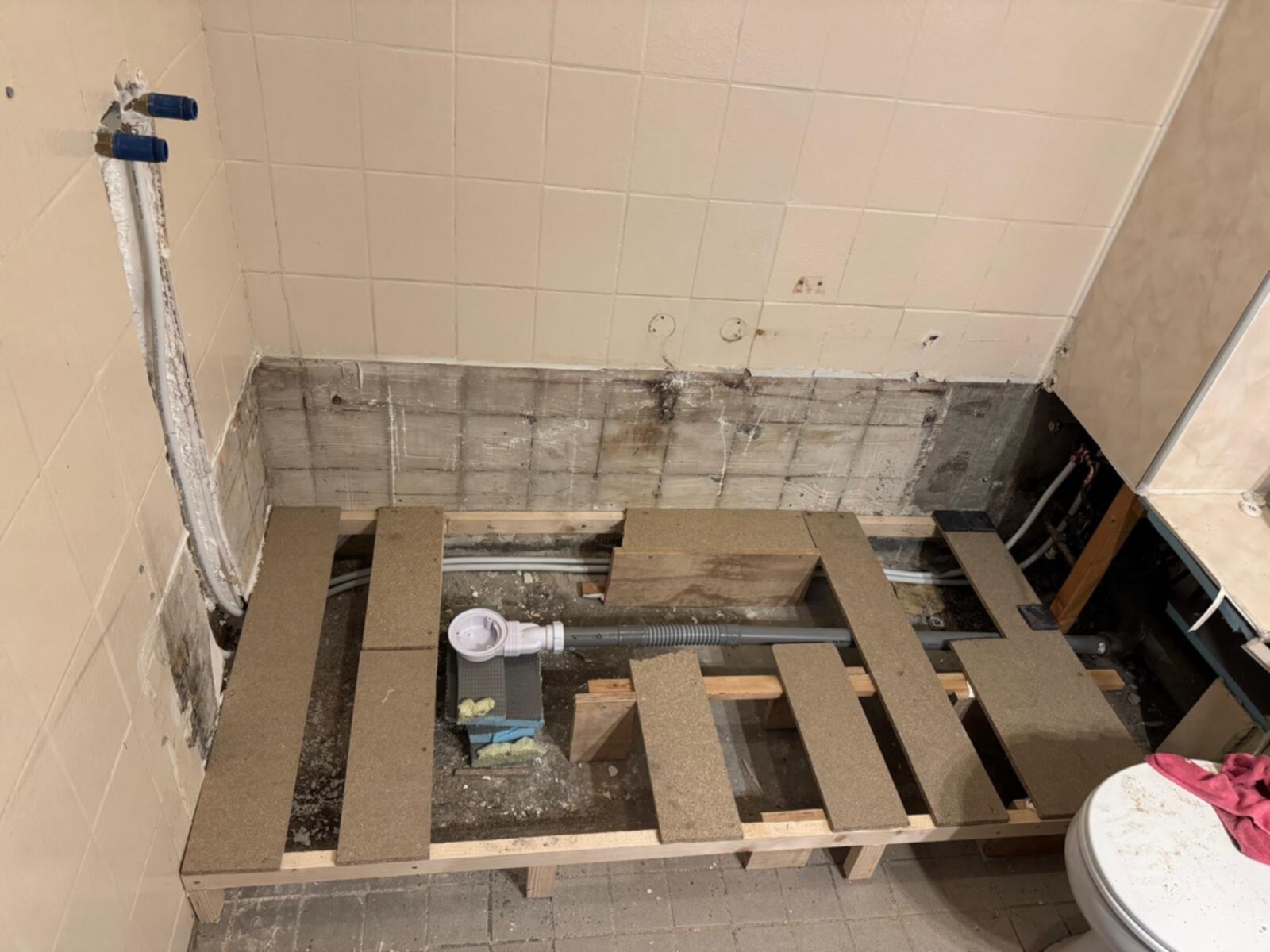 Badkamer renovatie in uitvoering, vloer opengebroken voor nieuwe installatie