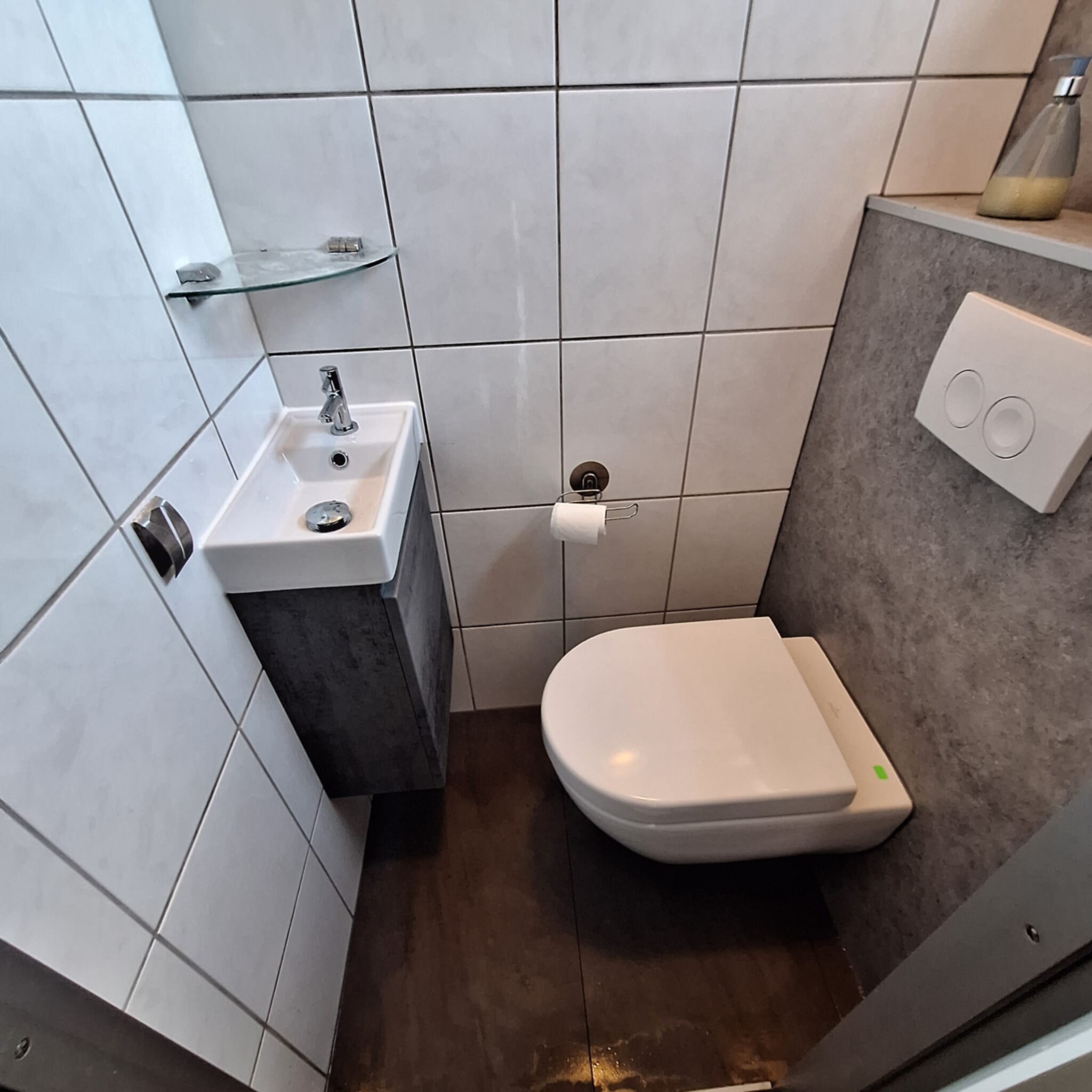 Moderne badkamer met witte tegelwanden en grijs betegelde vloer