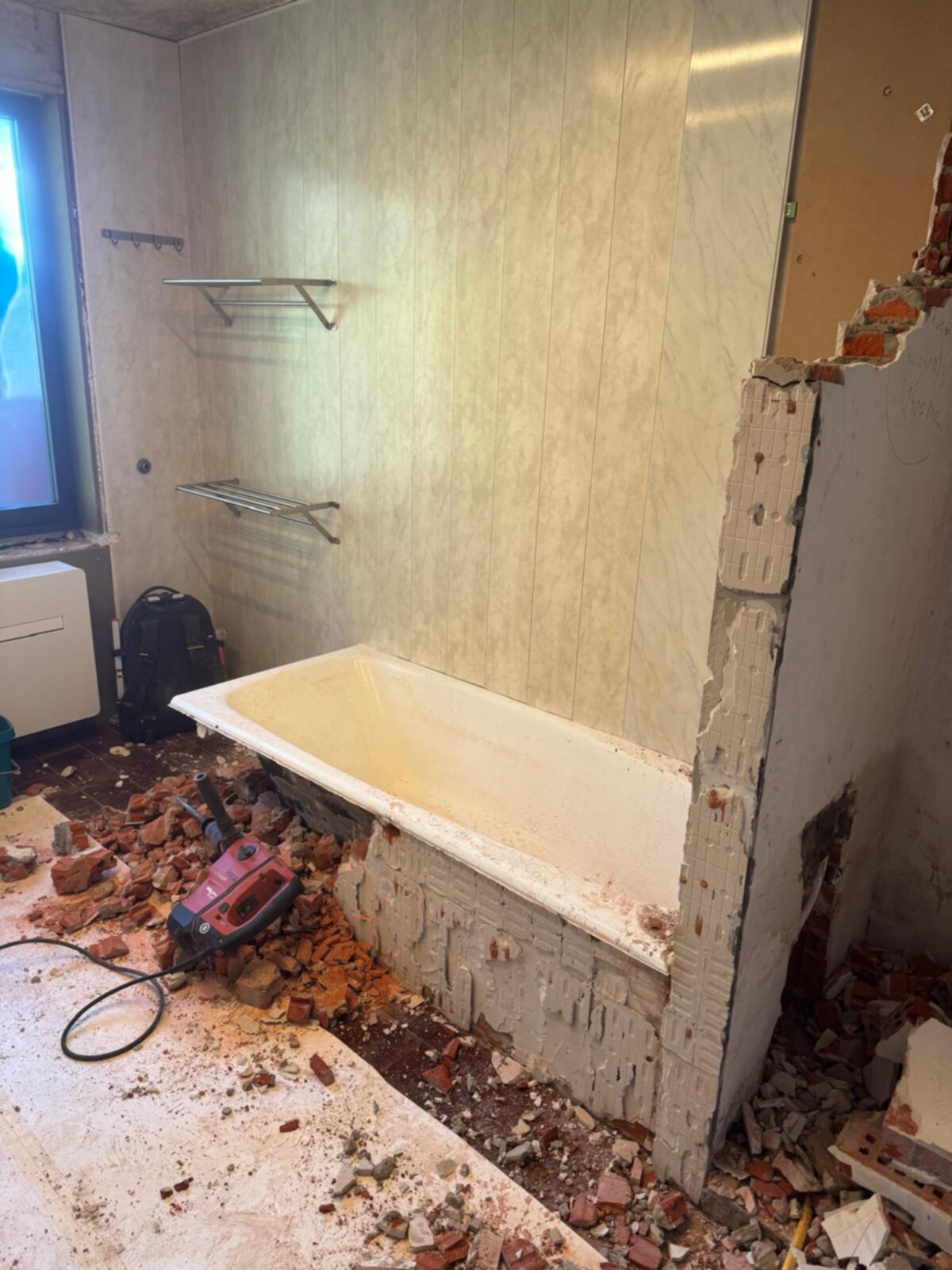 Sloop badkamer met badkuip en gereedschap