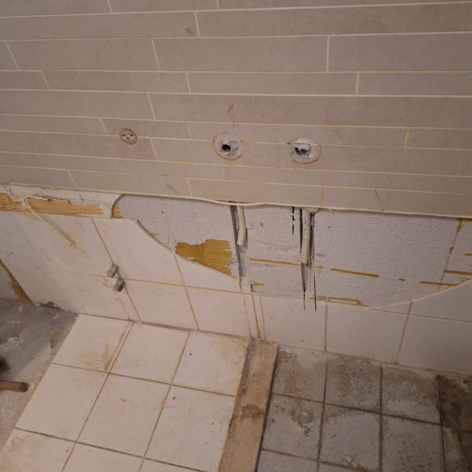 Verwijderde betegeling en gipsplaat in badkamer tijdens renovatie