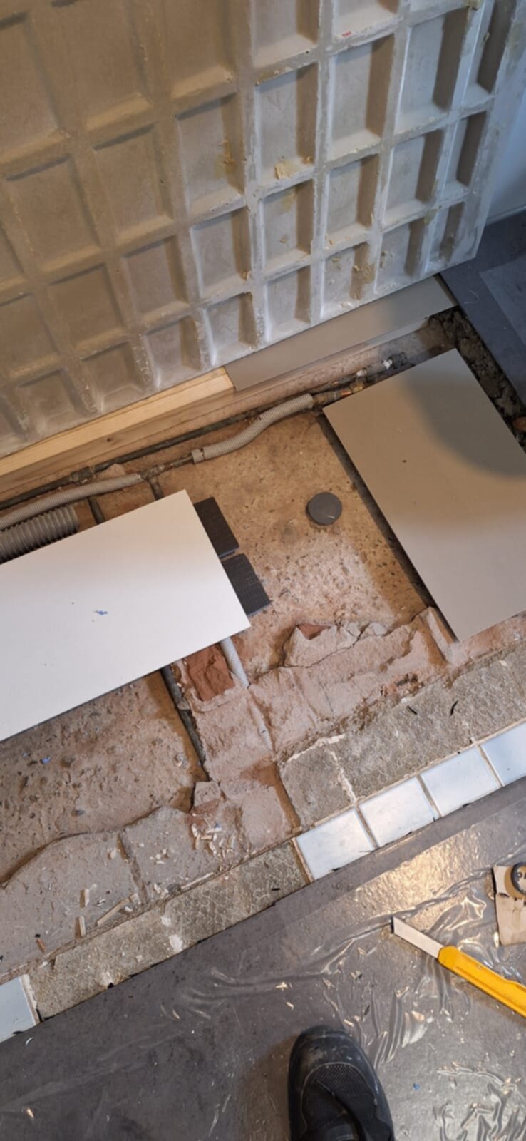 Tijdens badkamer renovatie, vloer opengebroken voor nieuwe tegel