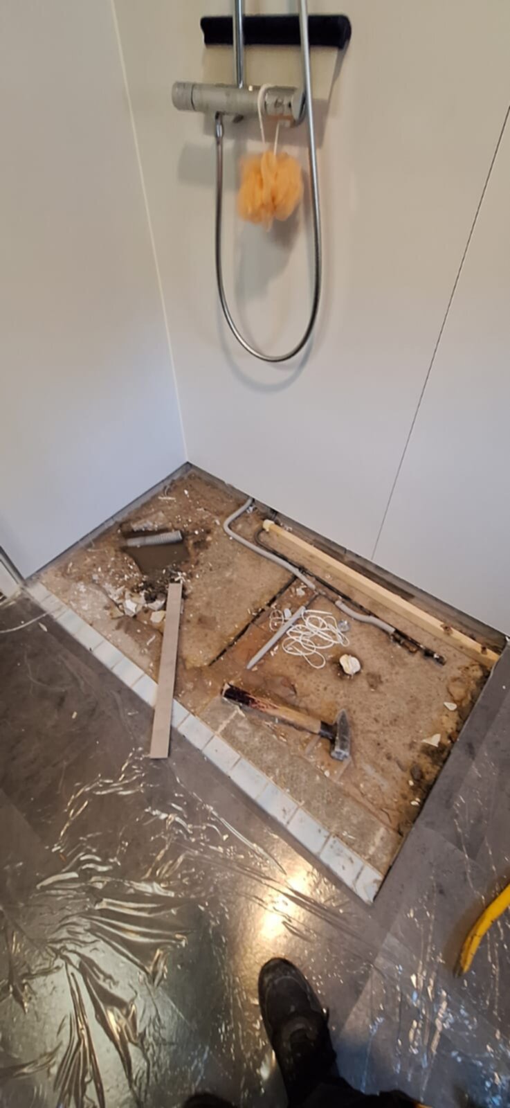 Sloop badkamer vloer met gereedschap en materialen