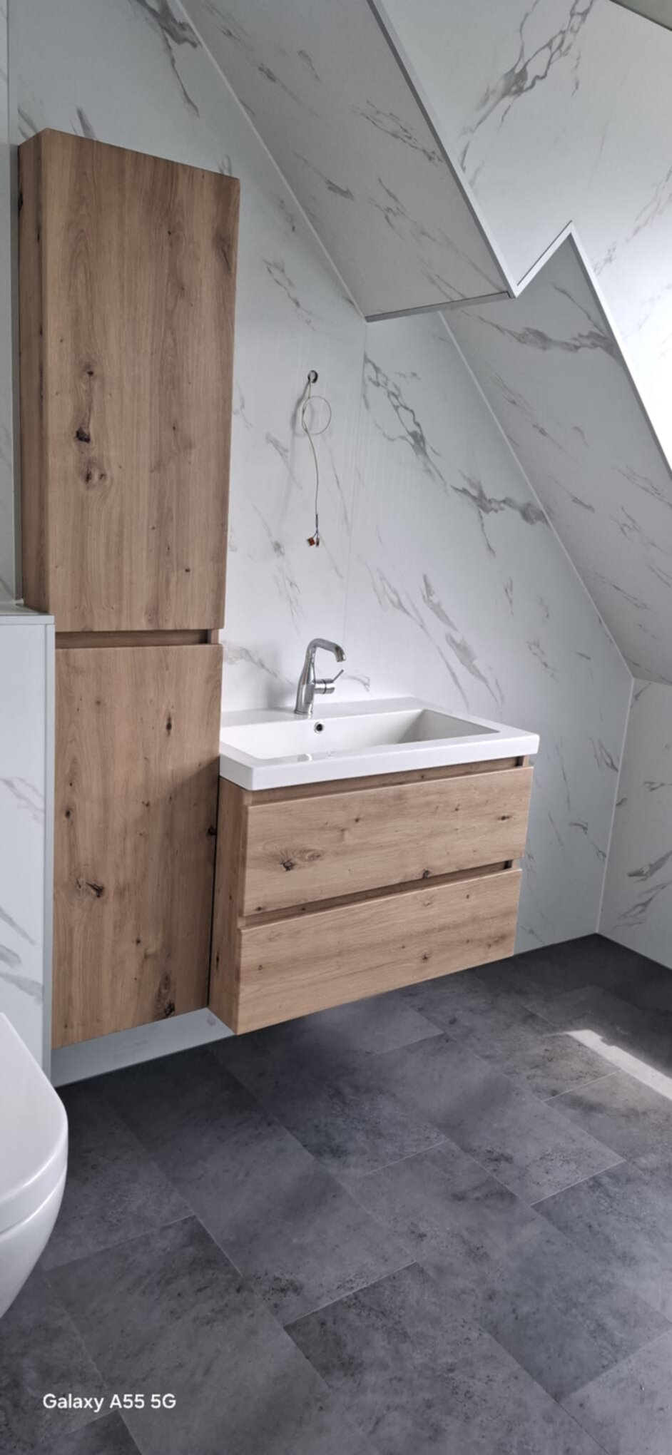 Moderne badkamer met houten wastafel en marmeren tegelwerk