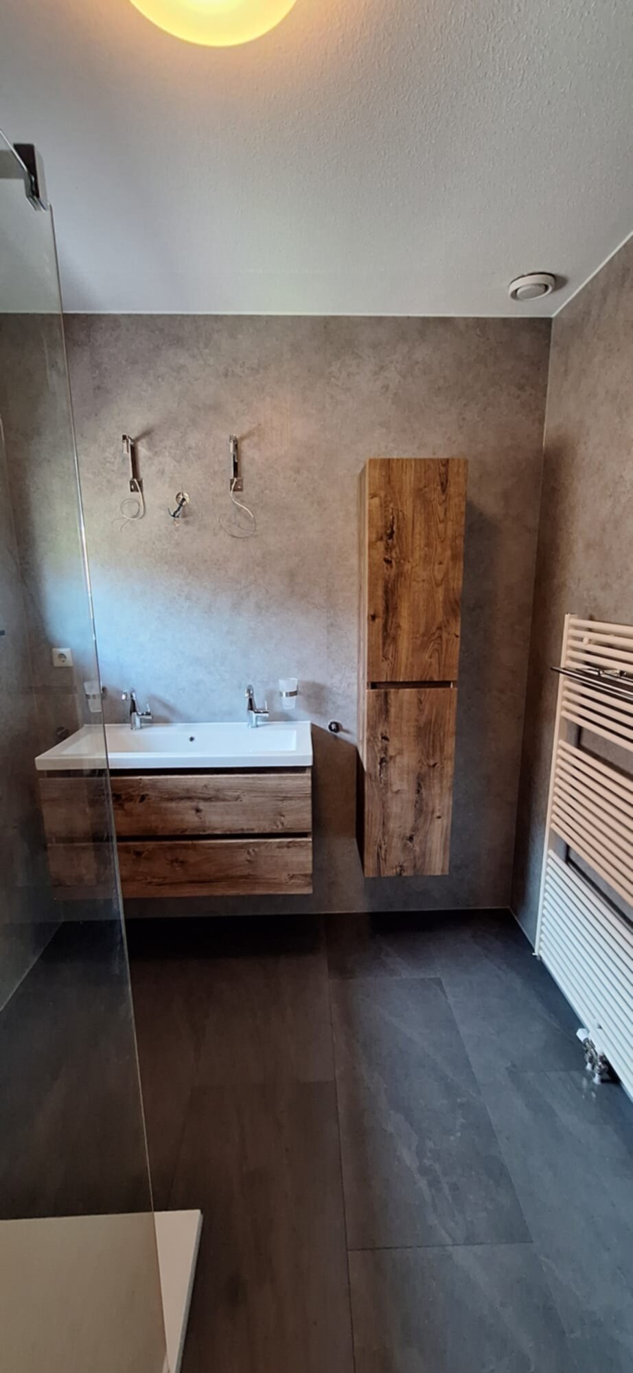 Moderne badkamer met houten meubelen en grijze tegels
