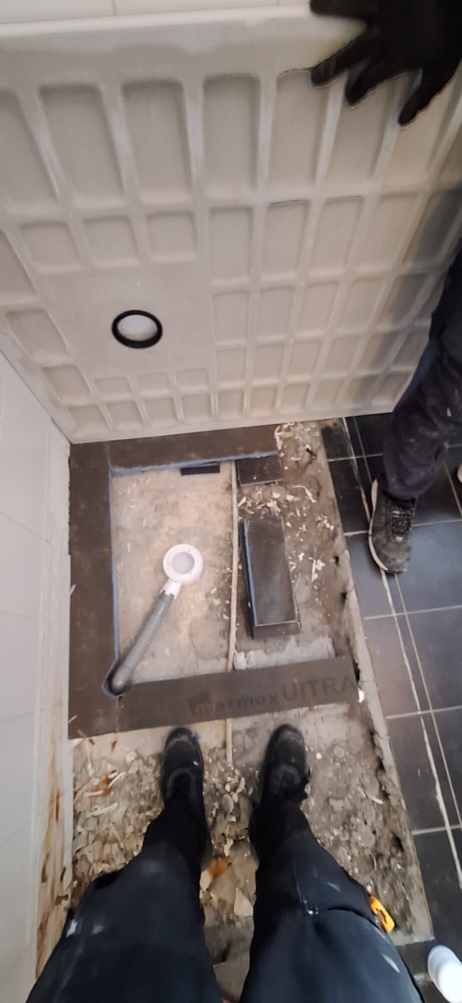 Sloop badkamer vloer met tegel en cement