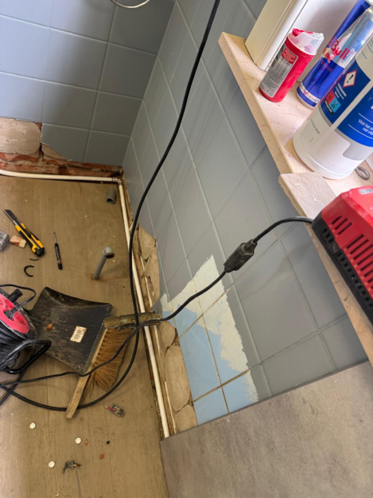 Badkamer renovatie in uitvoering, gereedschap en materialen liggen verspreid