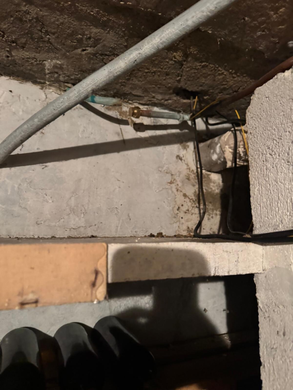 Spuitbeton en leidingen in badkamer tijdens renovatie