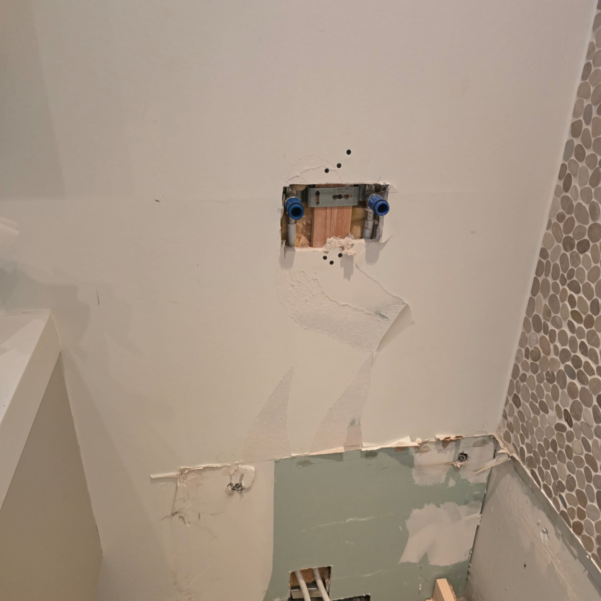 Sleuf in de muur voor wastafel tijdens badkamer renovatie