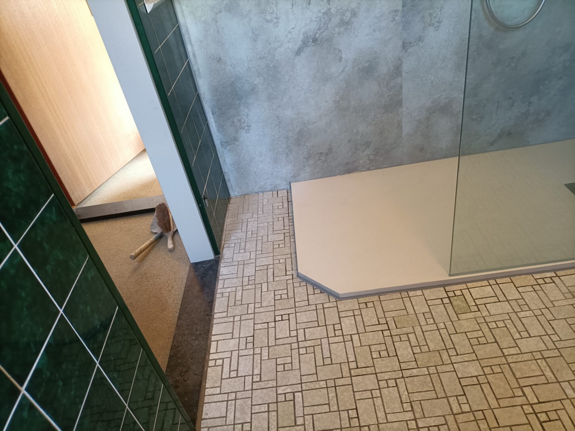 Badkamer renovatie, betegelde vloer en douche, groene wandtegels