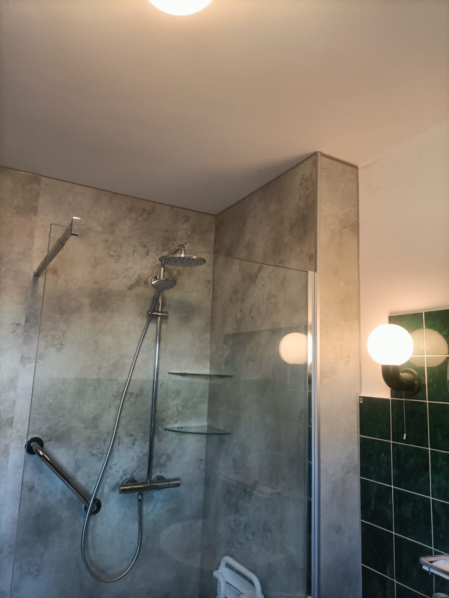 Douchehoek met grijze tegels en chroom douche-set
