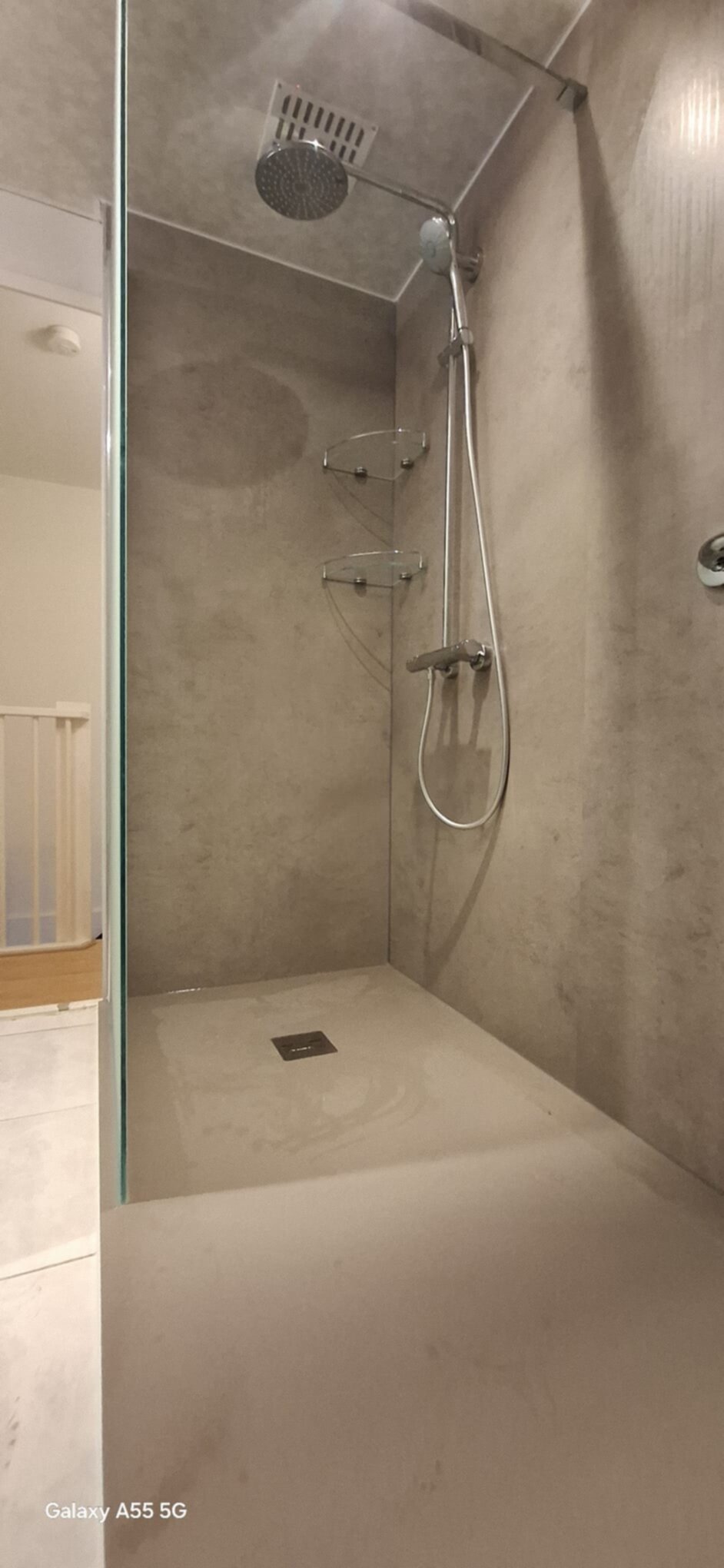 Douche met grijze betegeling en moderne douchekop
