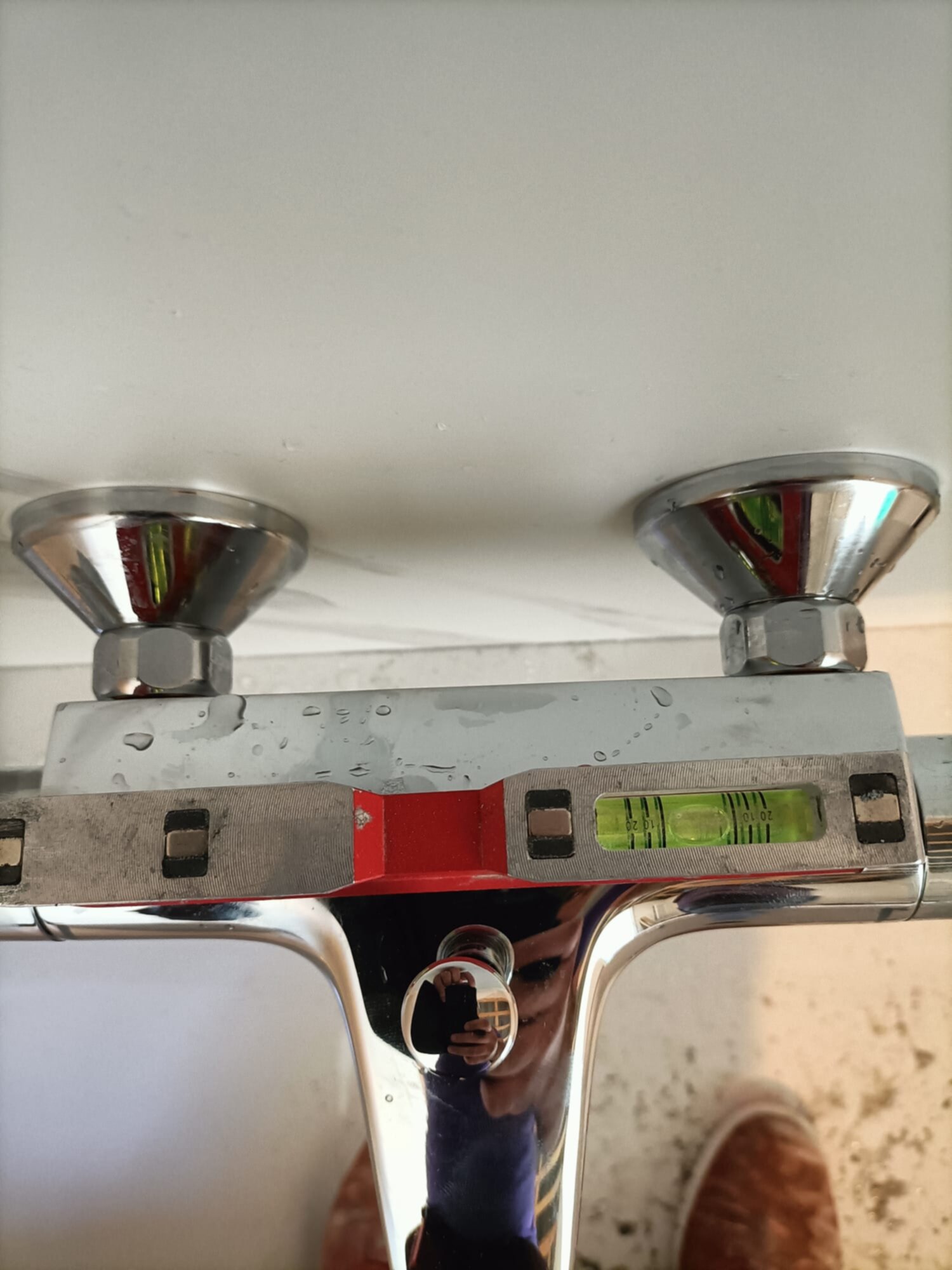Waterdichte afwerking badkamer plafond met waterpas