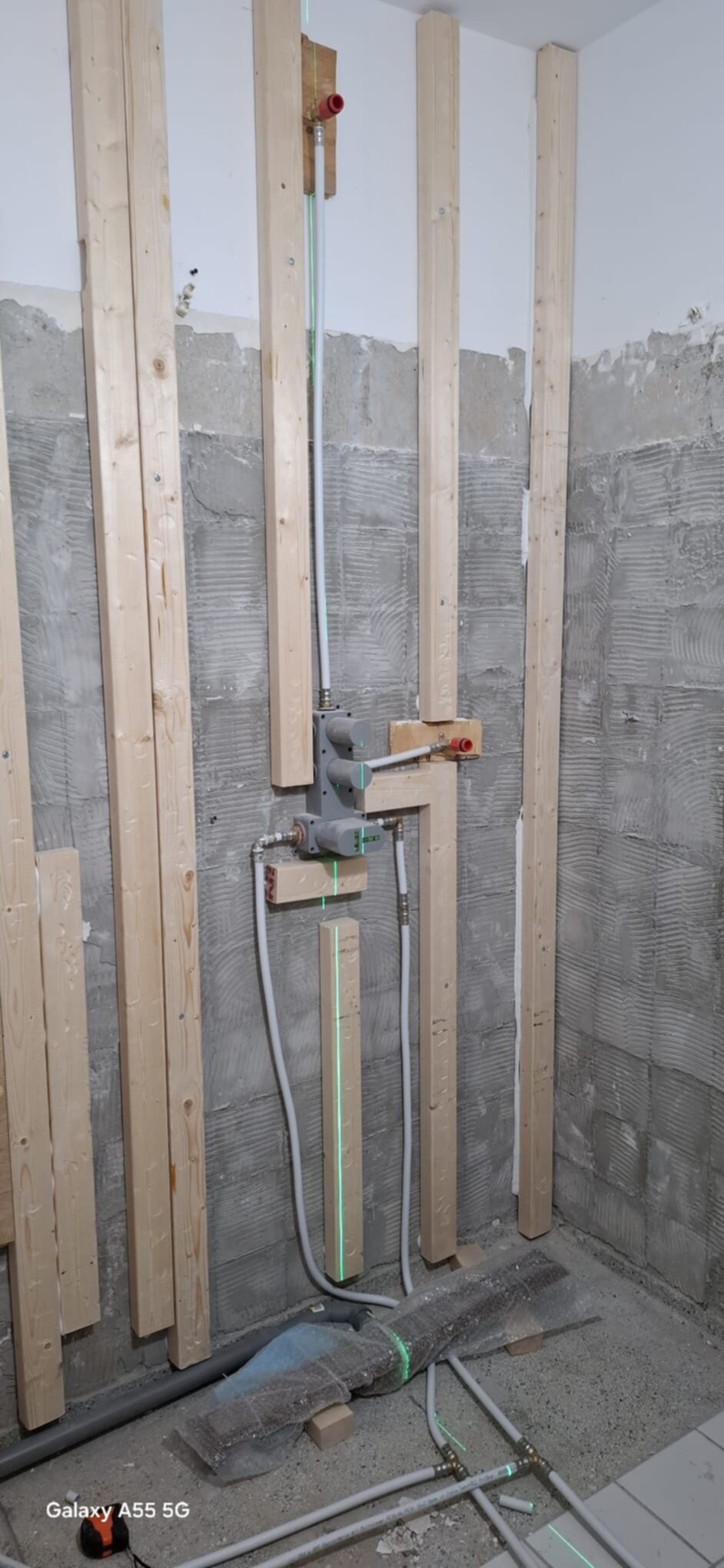 Badkamer in aanbouw met zicht op de waterleidingen en rioleringsbuizen