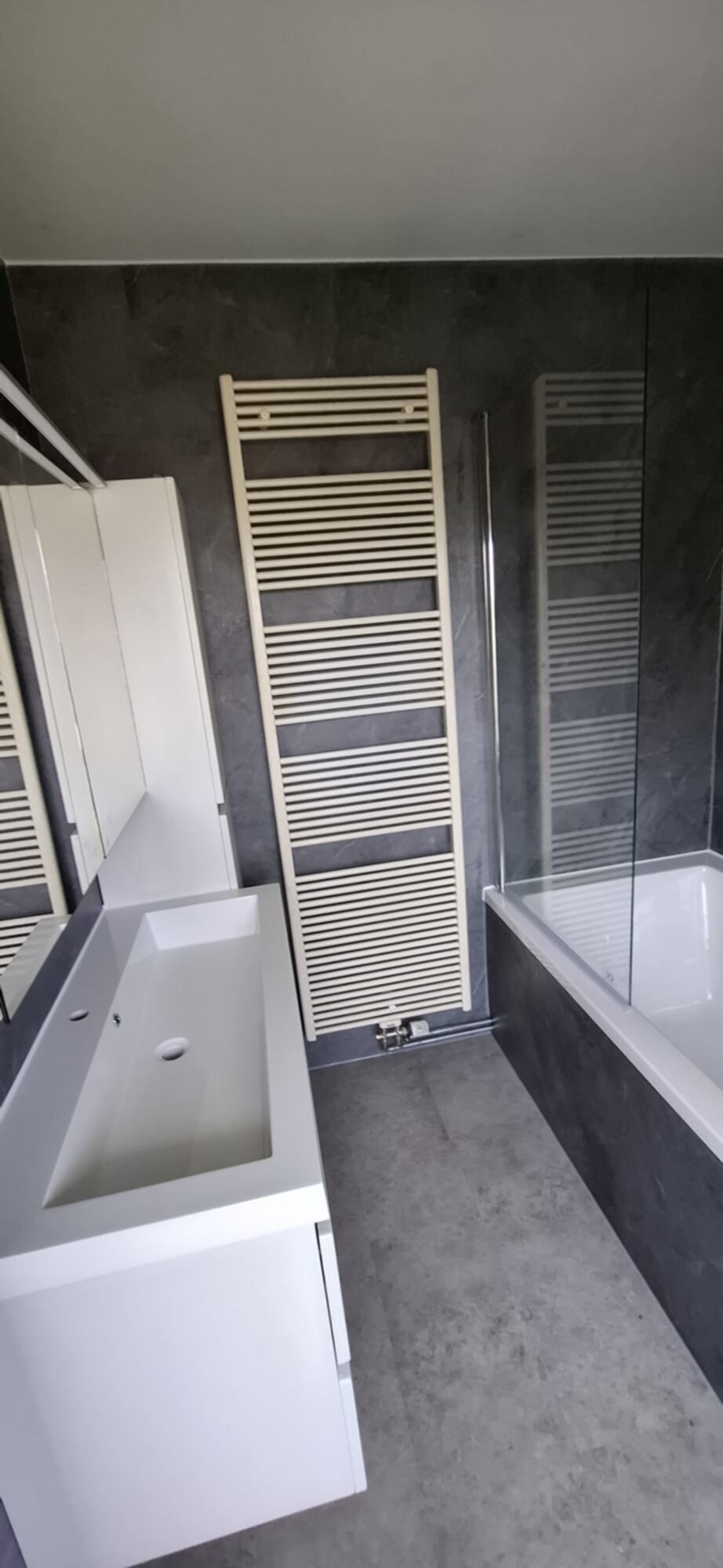 Moderne badkamer met witte badkuip en betegelde muren