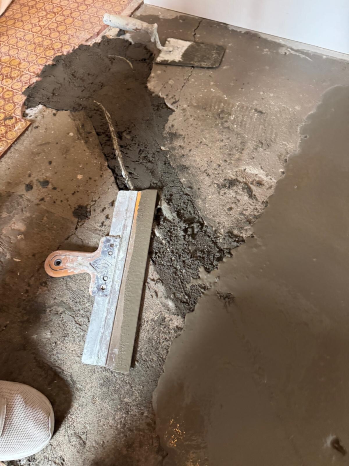 Badkamer vloer renovatie, cementlaag aangebracht