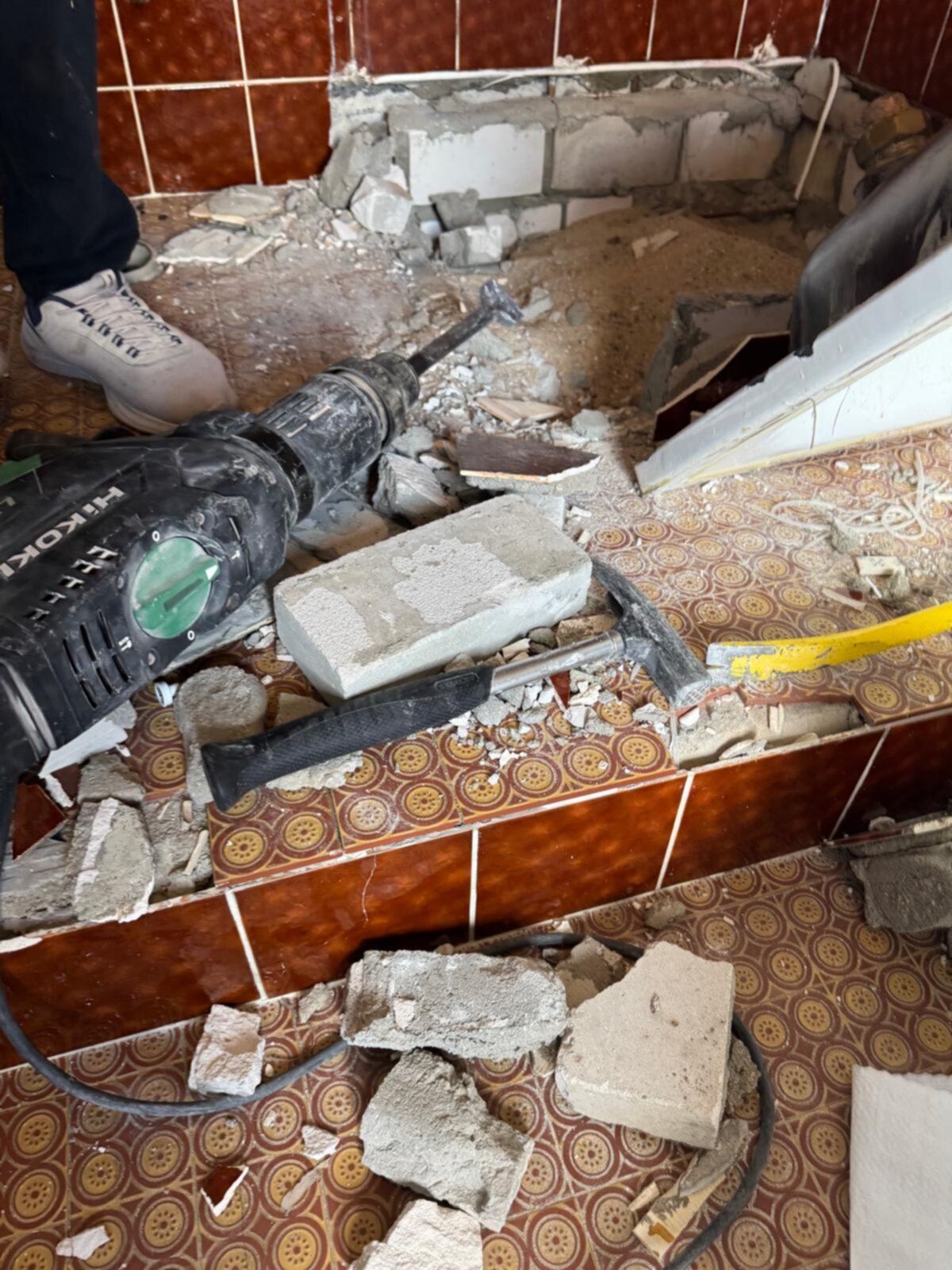 Sloopwerkzaamheden in badkamer met tegel en cement puin