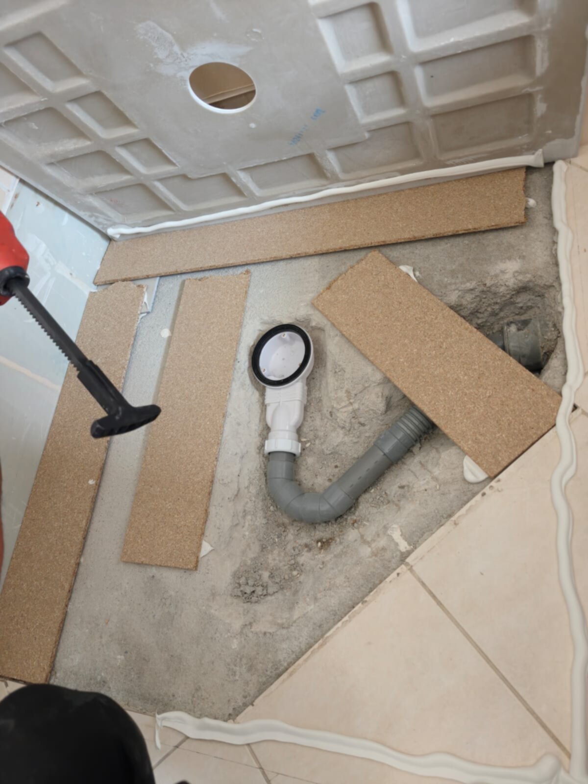 Badkamer renovatie, opengelegd riool- en waterleiding systeem