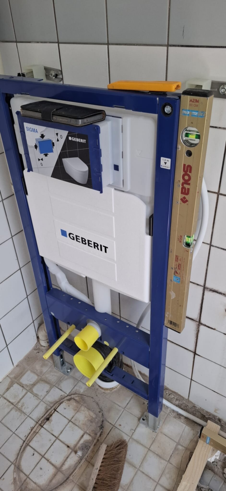 Geberit toilet installatie systeem met blauwe metalen frame en witte componenten