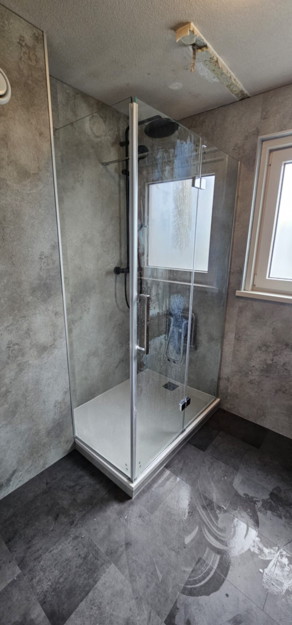Douchecabine met glazen wand en deur in moderne badkamer
