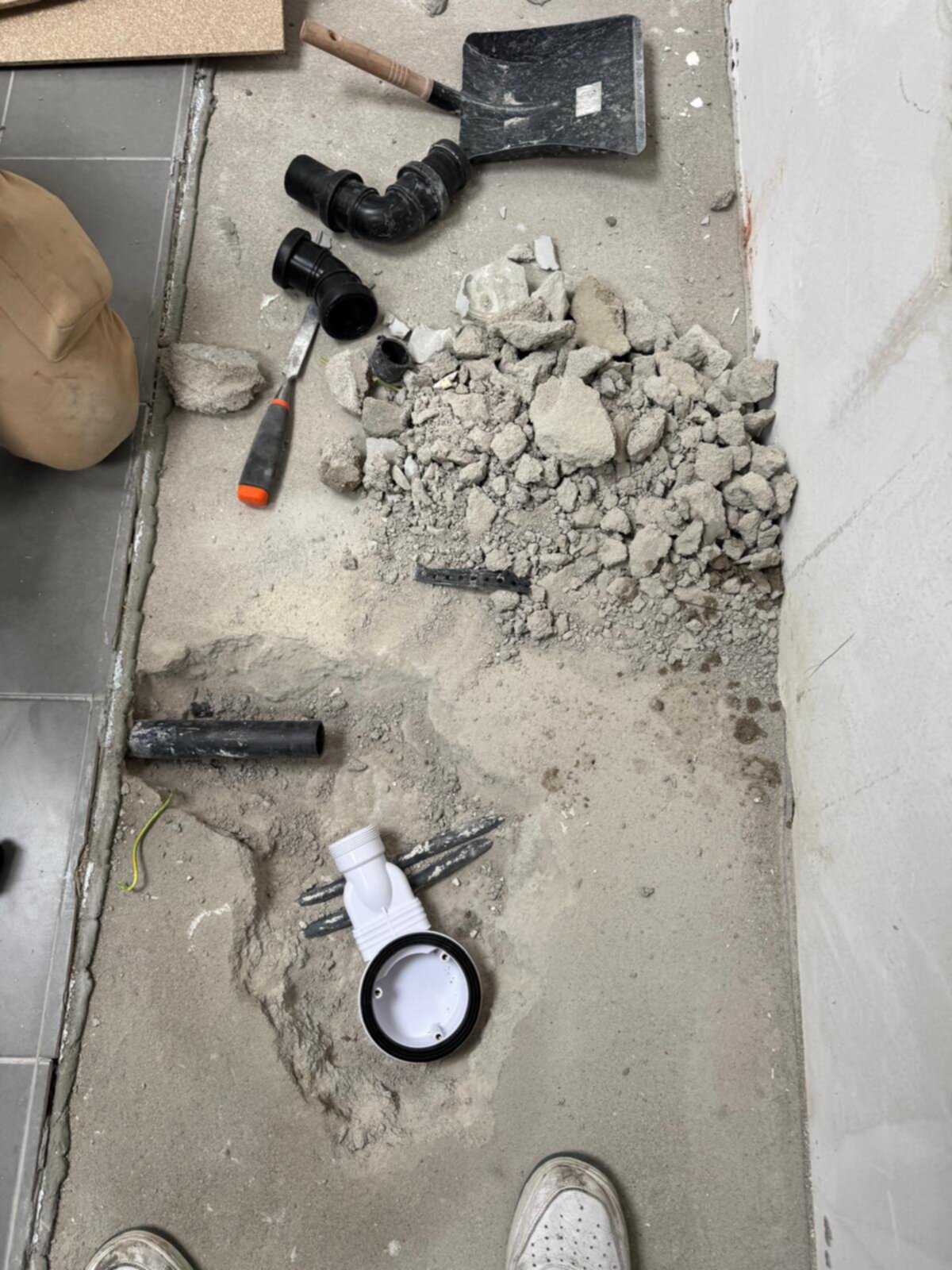 Sloopwerk badkamer renovatie met gereedschap en materialen