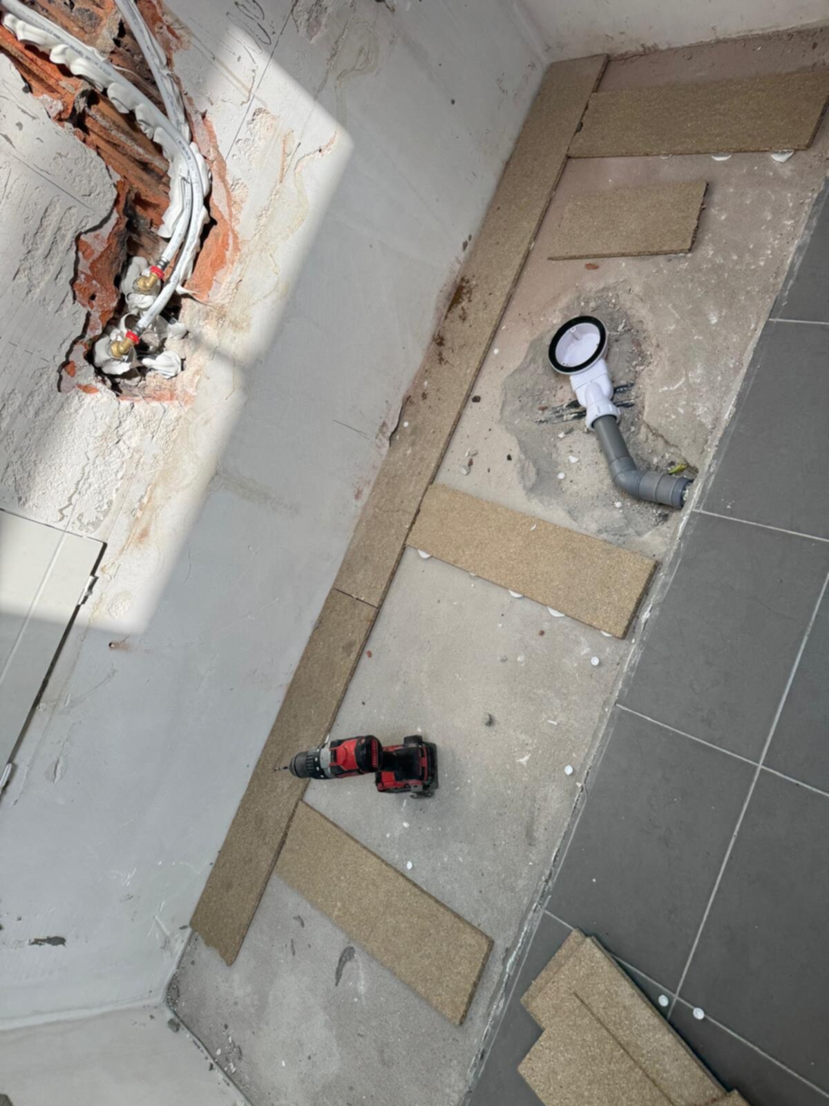 Badkamer renovatie, vloerdelen en gereedschap tijdens werkzaamheden