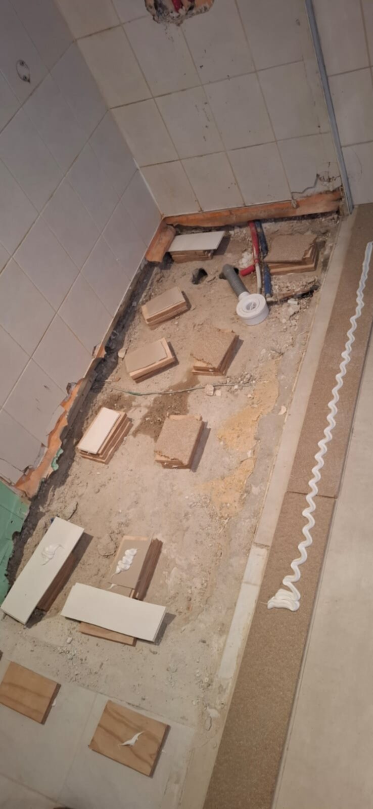 Badkamer renovatie in uitvoering, vloer opengebroken voor nieuwe tegels