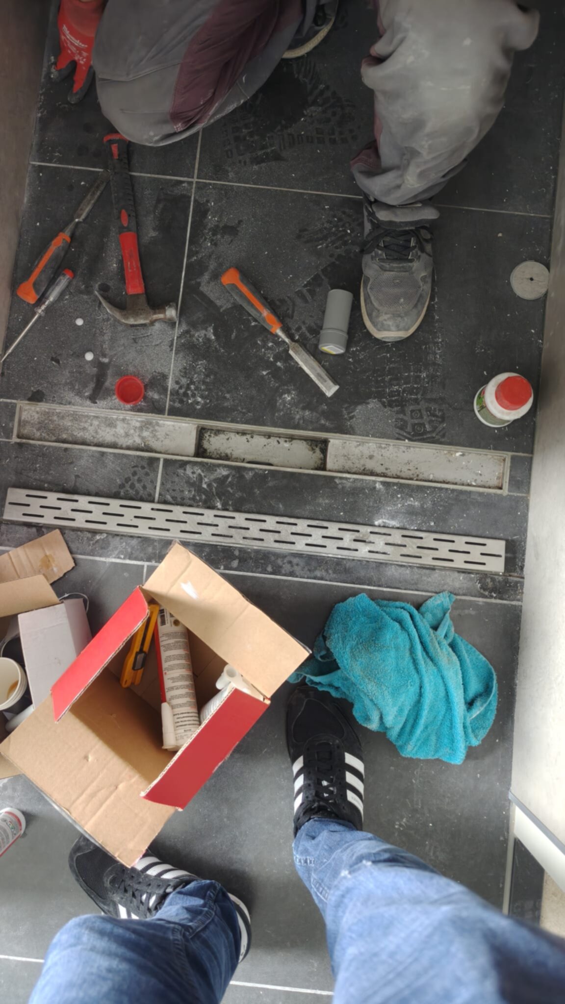 Foto van werksituatie tijdens badkamer renovatie met gereedschap en materialen