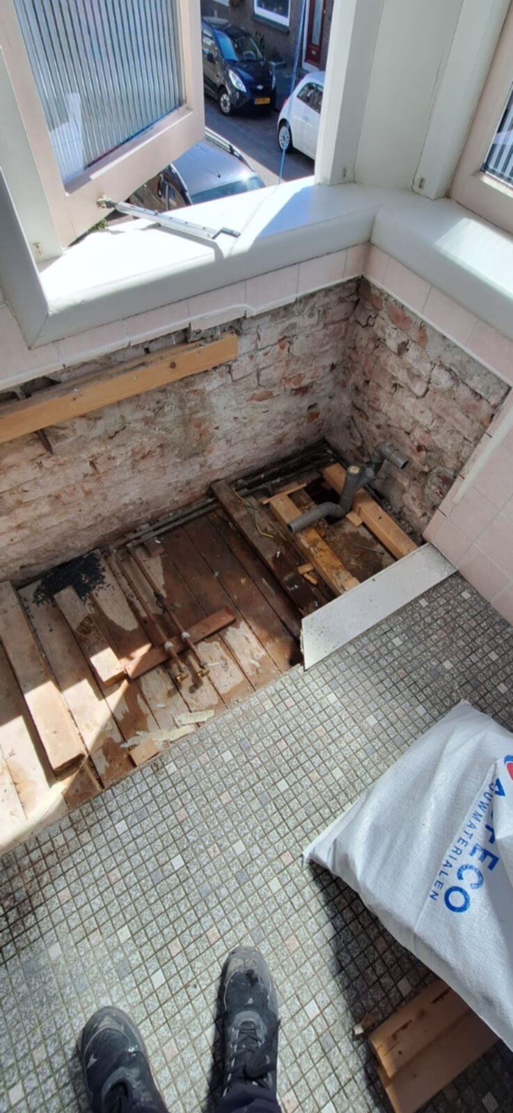 Badkamer renovatie, vloer opengebroken voor nieuwe installatie