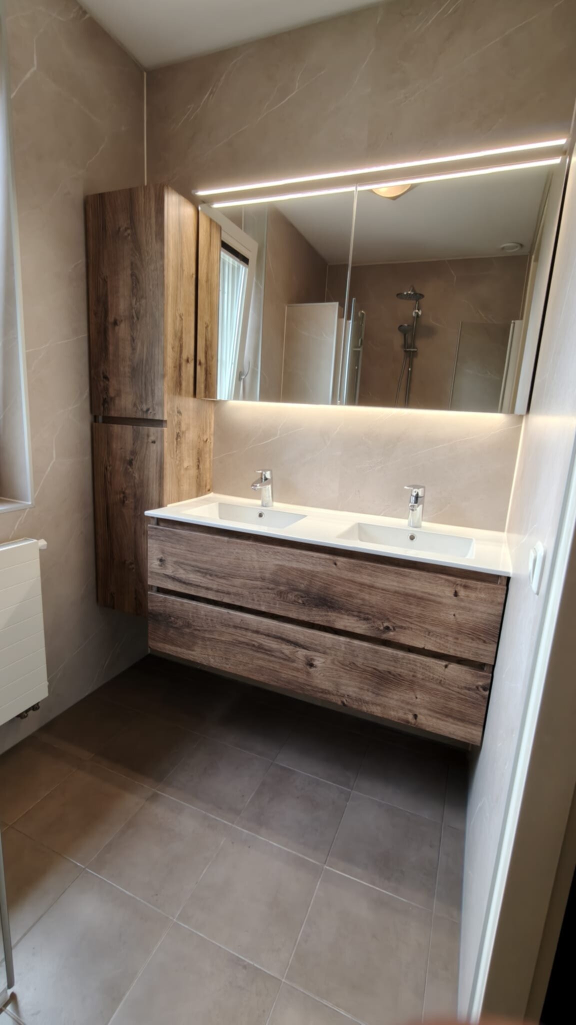Moderne badkamer met houten wastafel en grote spiegel
