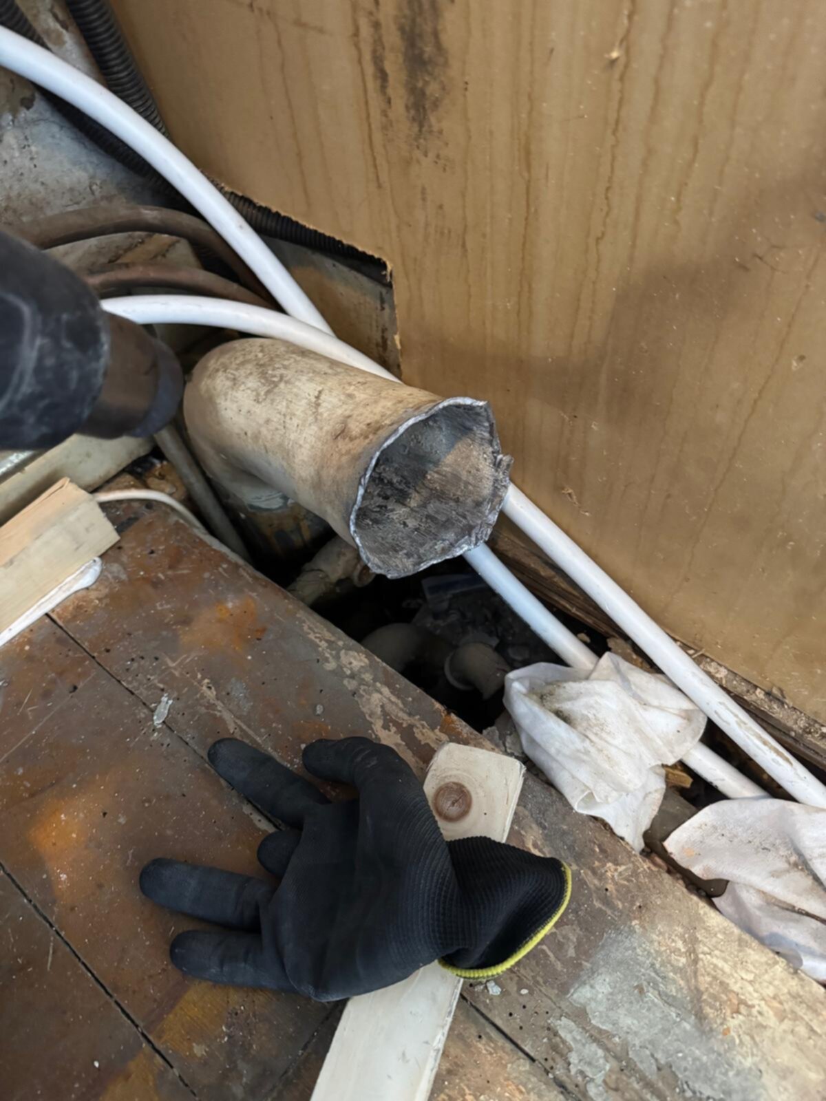 Slijtage oude waterleiding en rioleringsbuis in badkamer