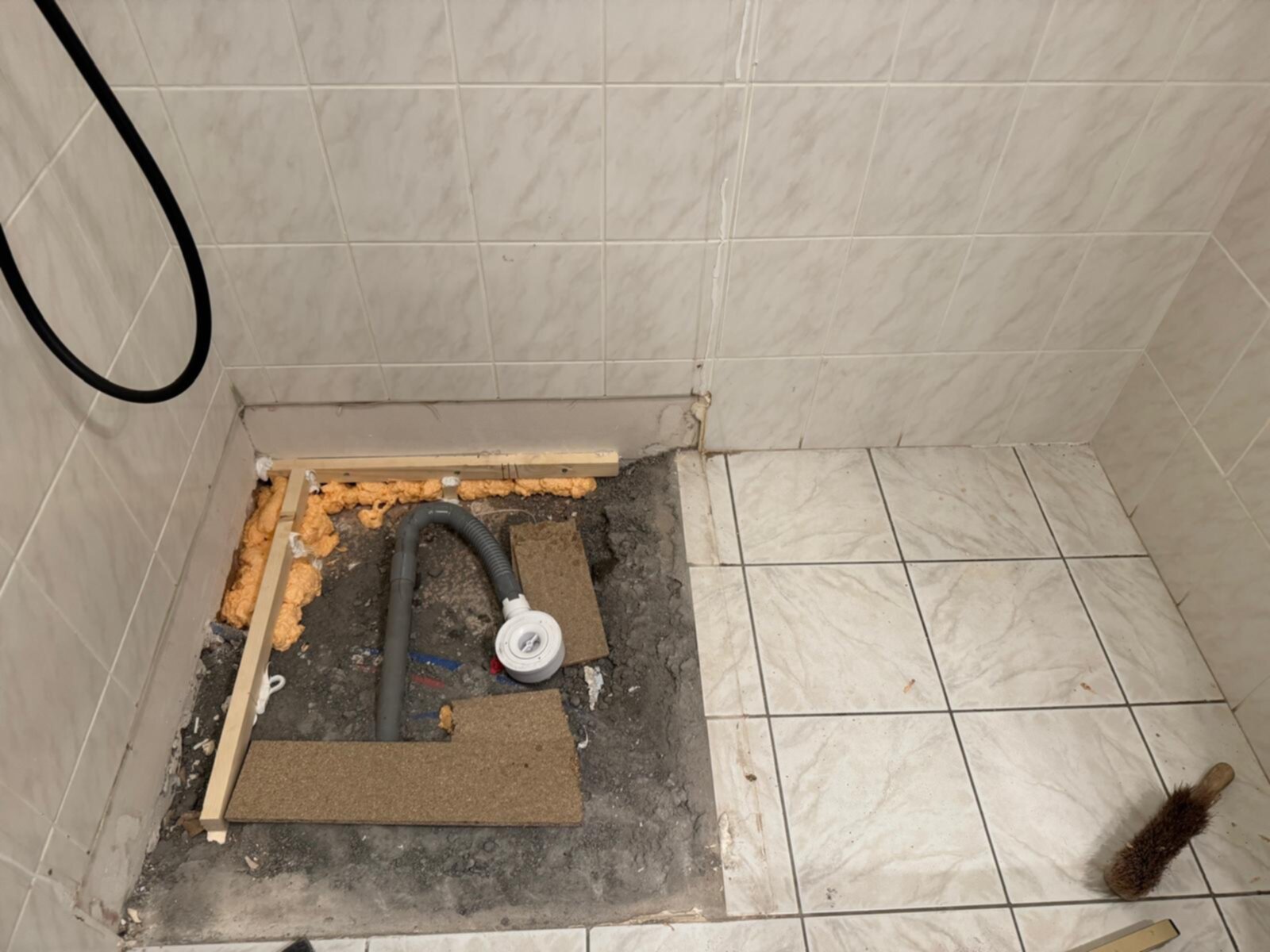 Badkamer renovatie, betegelde muren en vloer, tijdens werkzaamheden