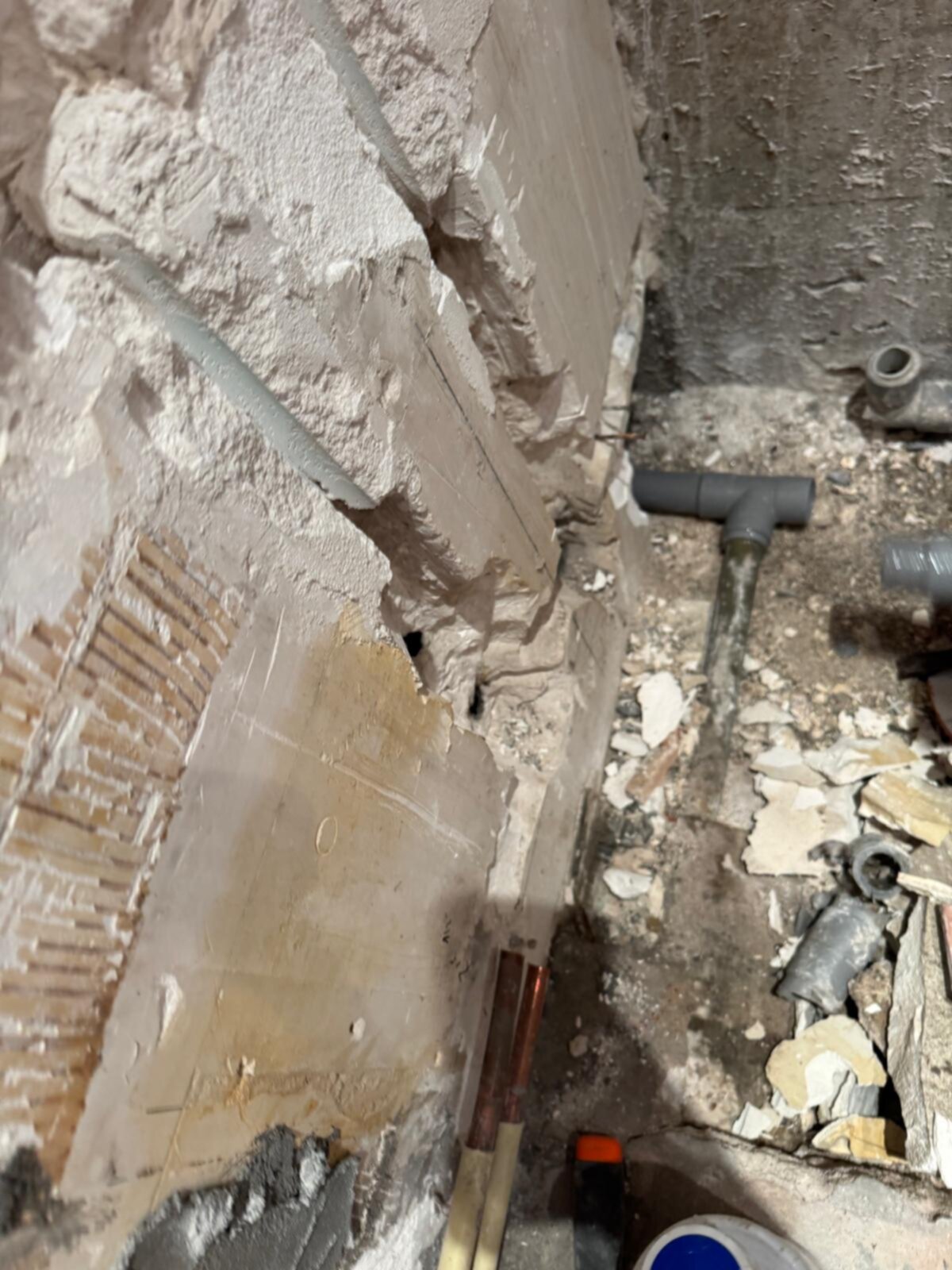 Sloopwerkzaamheden in badkamer met zicht op puin en bouwmaterialen