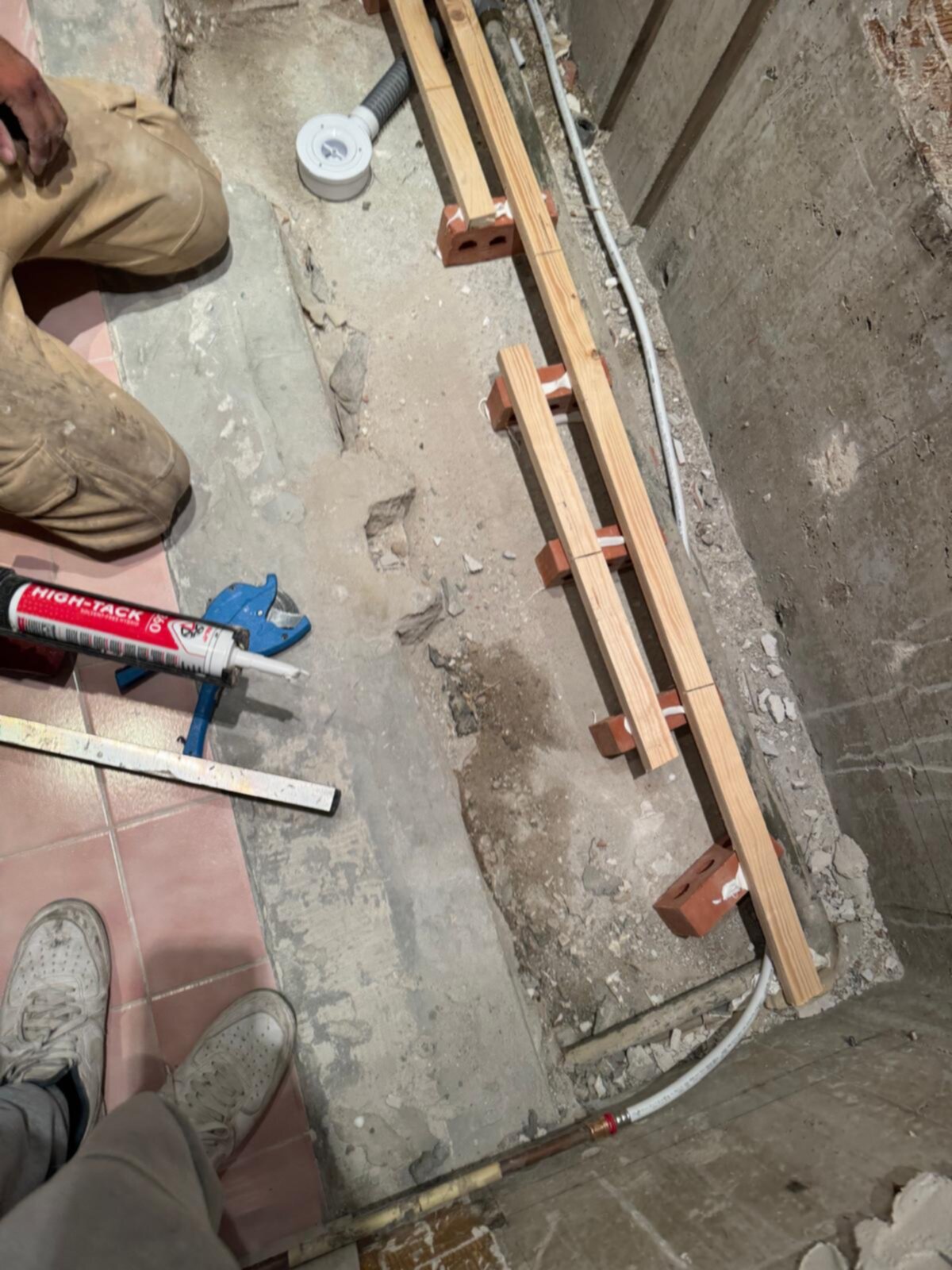 Badkamer renovatie in uitvoering, houten latten en gereedschap op de grond
