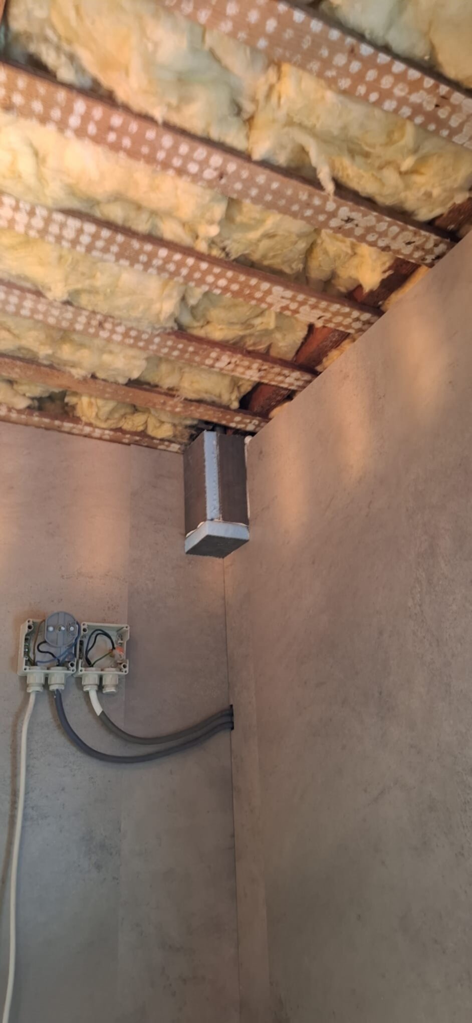 Isolatie en elektriciteit in badkamer tijdens renovatie